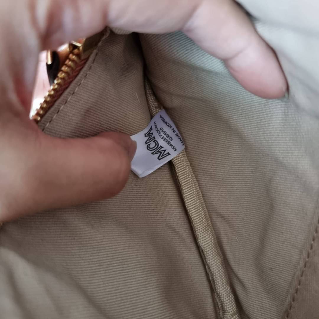 M.C.M FURSTEN BELT BAG IN VISETOS กระเป๋าคาดอกยอดฮิต หนุ่มๆสาวๆใช้ได้ไม่มีเบื่อ รุ่นขายดี ลายวิเซโต้เอกลักษณ์ ทั้งสปอร์ตและดูหรูในตัว ใช้งานง่าย ได้ทุกลุค วัสดุหนังแคนวาสคุณภาพดี มีช่องซิปหลัก และซิปด้านหลังกระเป๋า ภายในเป็นช่องโล่งบุผ้าซับอย่างดี รุ่น un