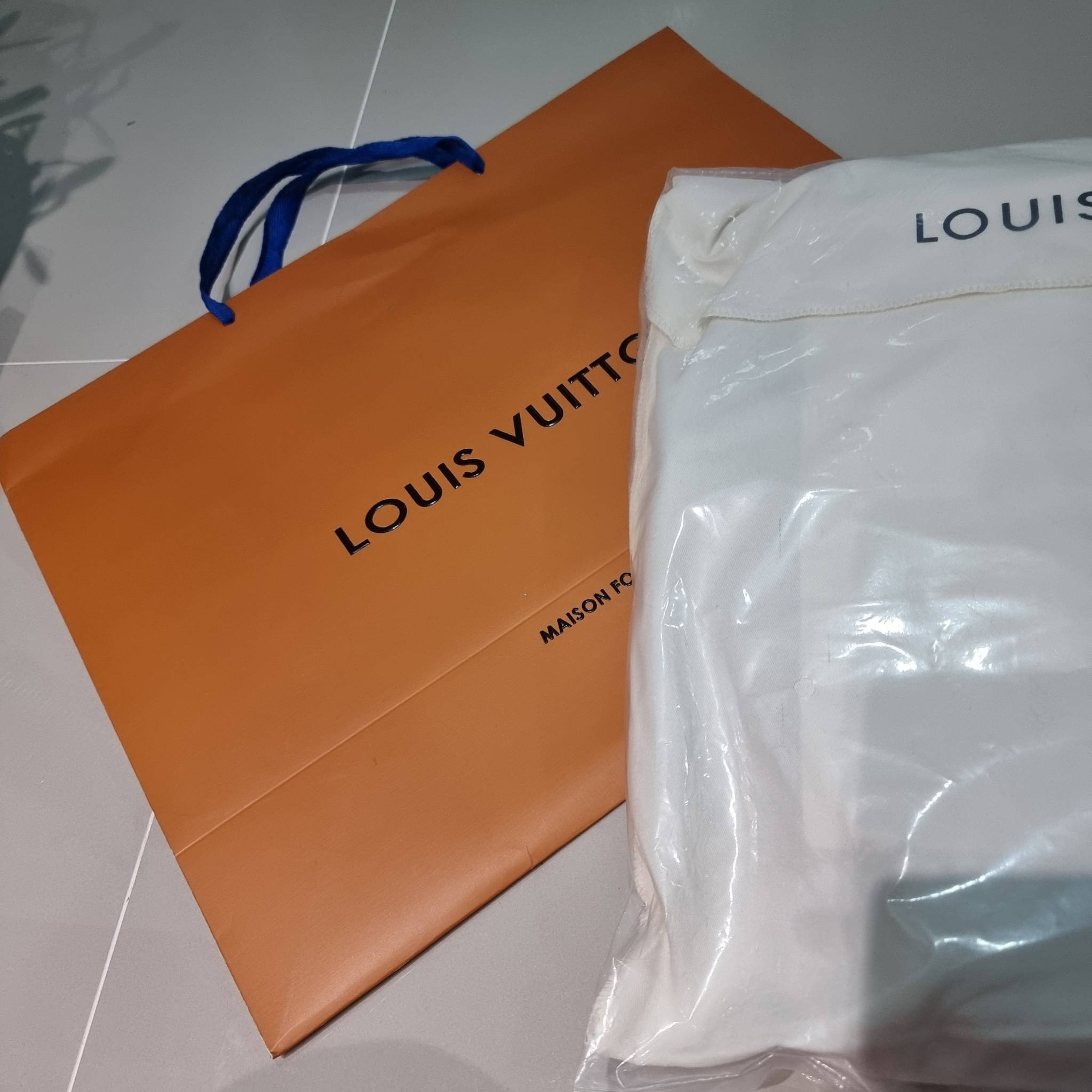 LV KEEPALL BANDOULIERE กระเป๋าเดินทางสุดชิค ที่ทำให้การเดินทางไม่ธรรมดาอีกต่อไป ด้วยลูกเล่น patch แท็กห้อย และใบลูก ที่จัดมาให้ได้เก๋ๆ ไม่ซ้ำใคร วัสดุหนังแคนวาสคุณภาพดี ดีไซน์ลวดลายโมโนแกรมเอกลักษณ์ ซิปมีตัวล็อคไว้ให้แน่นหนา มีสายสะพายครอสให้ ภายในโล่งกว้