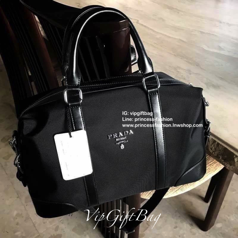 PRADA NYLON TRAVEL BAG GIFT WITH PURCHASE GWP Limited edition พรีเมี่ยมกิ้ฟจากเคาน์เตอร์แบรนด์ต่างประเทศวัสดุ Nylon เนื้อหนาคุณภาพดีตามแบบฉบับแบรนด์ ด้านหน้าประดับโลโก้หรู ด้านข้างมีสายรัดแบบเข็มขัดปรับได้2ทรง ด้านหลังมีช่องซิป หูจับหนังแข็งแรงพับลงได้ พร