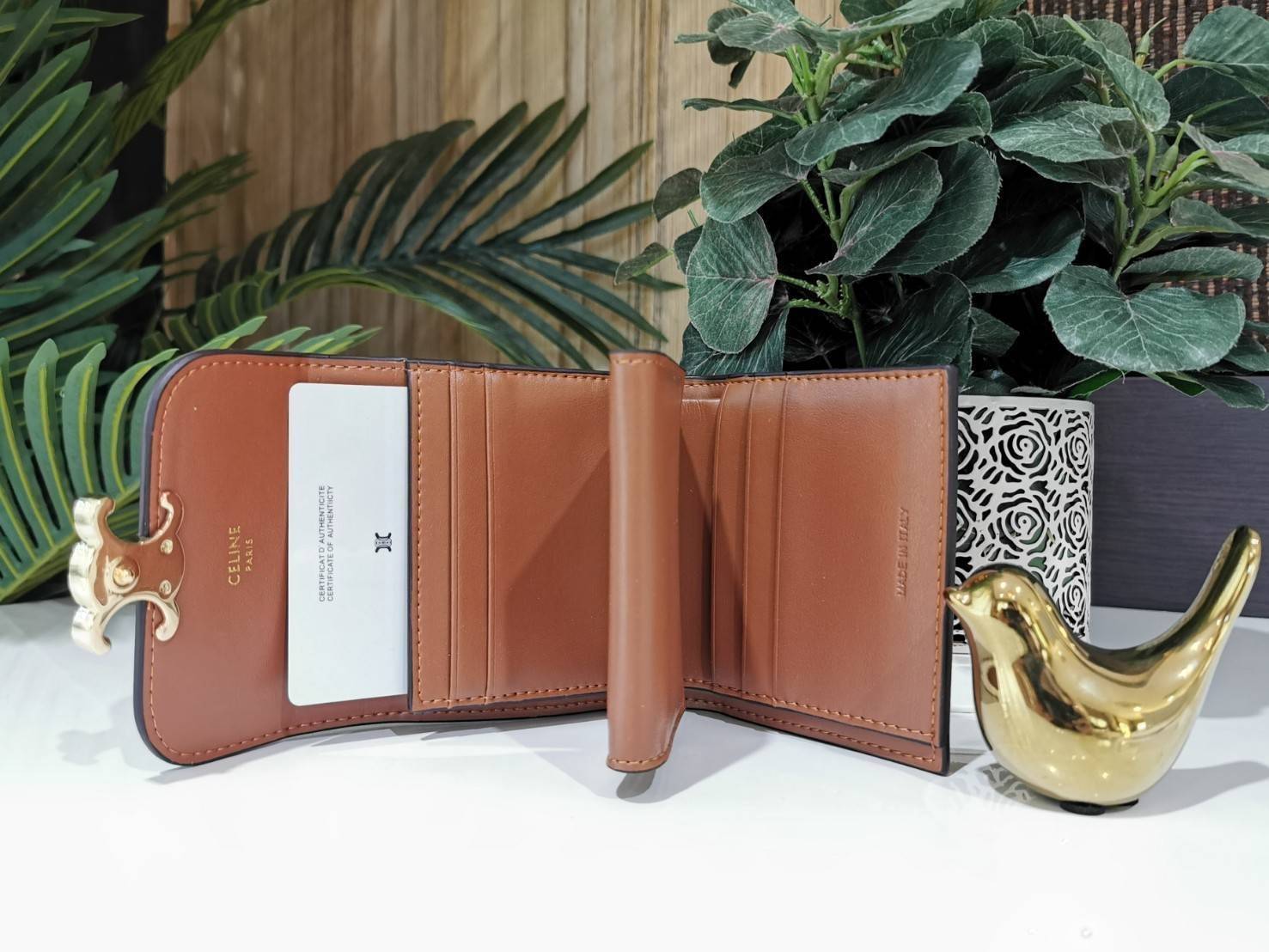 พรีเมี่ยมกิ๊ฟแท้ 100% 】CELINE SHORT WALLET VIP GIFT WITH PURCHASE GWP พรีเมี่ยมกิ๊ฟ Limited จาก CELINE HAUTE PARFUME DUTYFREE วัสดุ Triomphe Canvas หนังขึ้นลาย Signature Brand สวยอยู่ทรงมีโลโก้ด้านหน้าเปิดปิดด้วยฝาพับกระดุมแม่เหล็ก