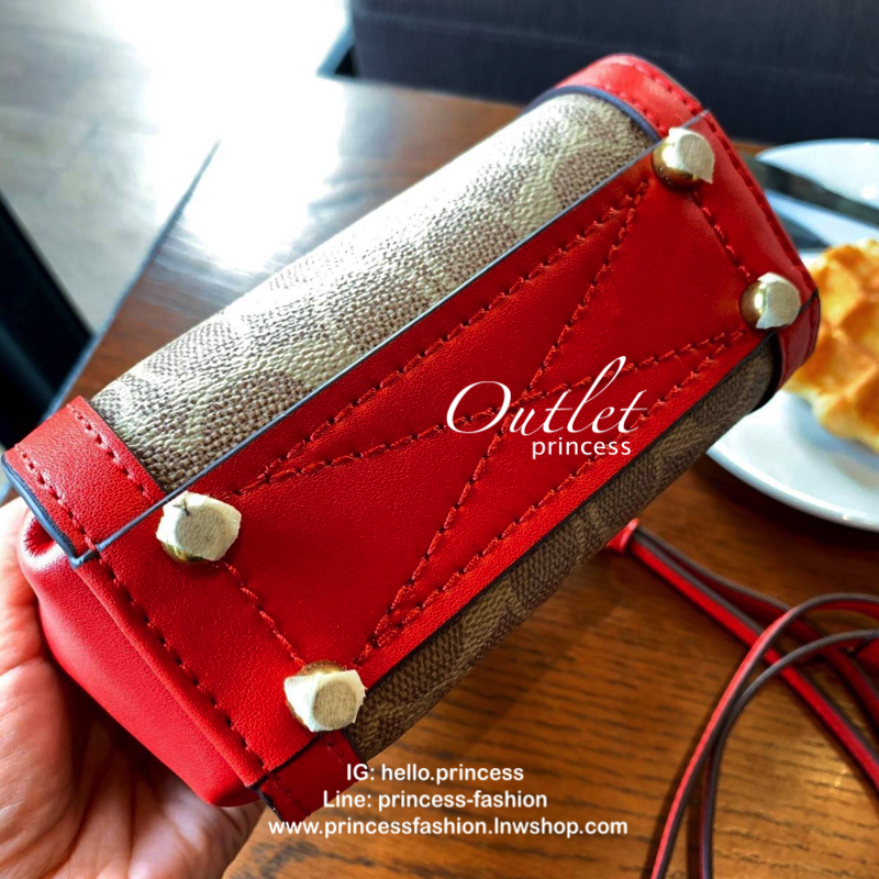 COACH TROUPE TOTE SIGNATURE CROSSBODY BAG กระเป๋าสะพายข้าง/ crossbody size mini หนังแท้ลาย C อะไหล่ทอง vintage เปิดปิดกระเป๋าแบบหมุนล็อค แม่เหล็กในตัว ภายในโล่ง ใส่ wallet สั้น มือถือทุกรุ่น ซัปในเป็นหนังกลับอย่างดี พร้อมสายสะพายถอด ปรับระดับได้ค่ะ