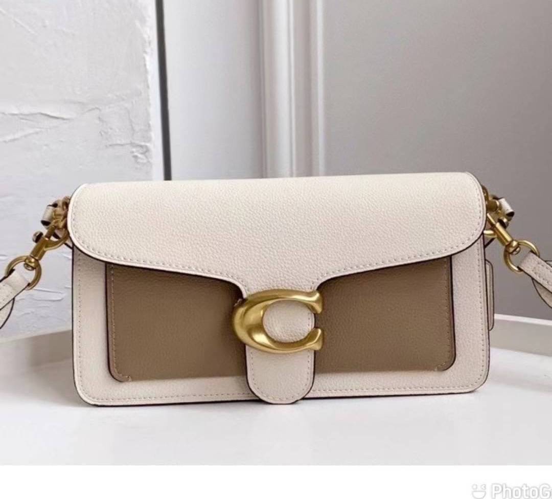 COACH TABBY SHOULDER BAG 26 พร้อมส่งที่ไทยอีกครั้งค่ะ!! กระเป๋าหิ้ว//คล้องไหล่//สะพายข้างได้ สุดคุ้ม! หนังแท้เรียบคลาสสิคเพิ่มความหรูเข้ามาค่ะ ด้านหน้ามีอะไหล่แบรนด์ตัวใหญ่โดดเด่น เปิดปิดกระเป๋าแบบกระดุมแม่เหล็ก ภายในมีช่องหลักใส่ของ2ช่อง;สามารถใส่กระเป๋า