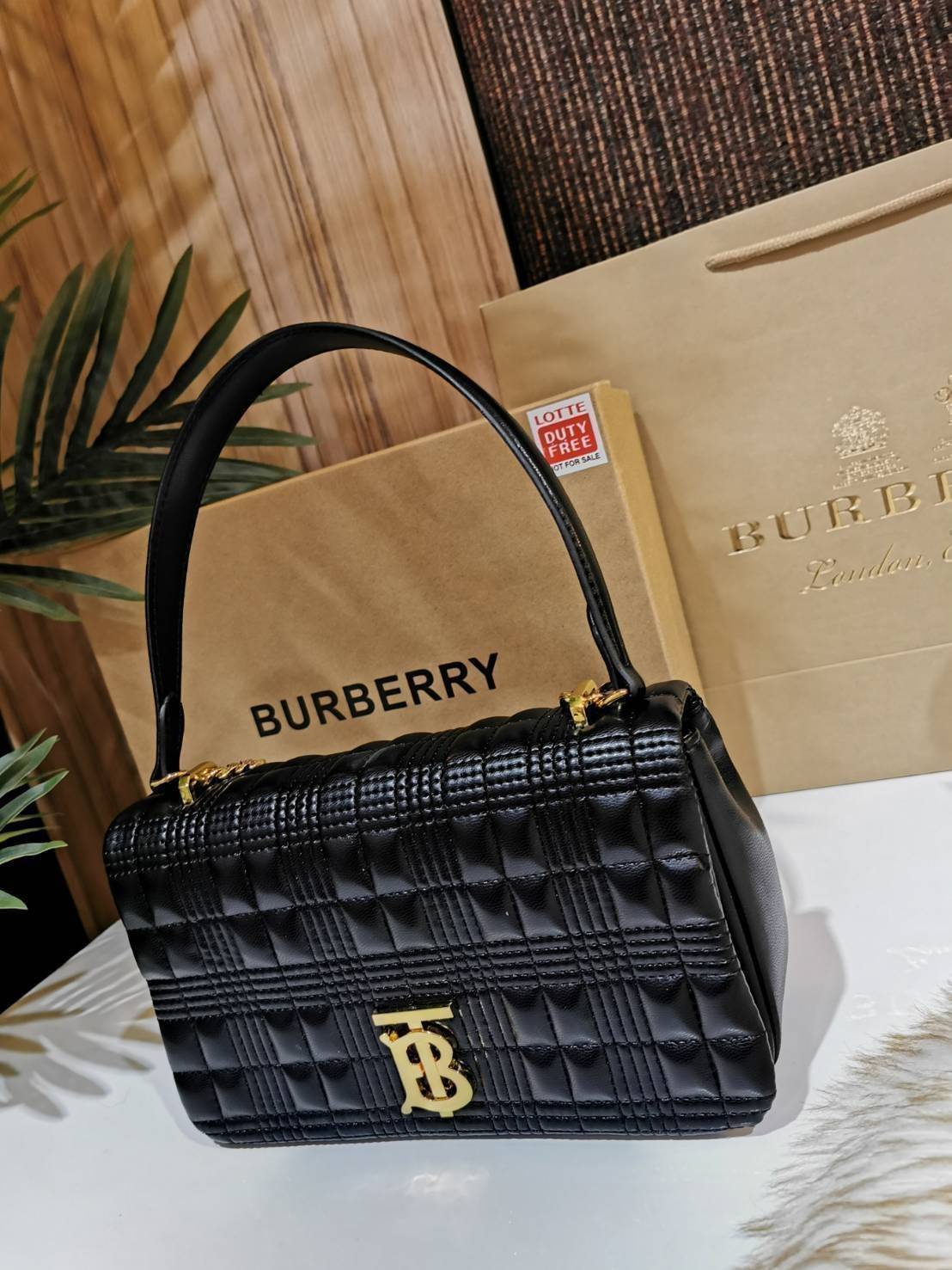 BURBERRY FRAGRANCES QUITED LAMBSKIN BAG VIP GIFT WITH PURCHASE GWP พรีเมี่ยมกิ๊ฟ Limited จาก BURBERRY Perfume DutyFree หนังแท้ Lambskin นิ่มสวยหรูดูดี เปิดปิดด้วยฝาปิดสัญลักษณ์รูปตัวB ภายในโล่งกว้าง ใส่มือถือ กระเป๋าสตางค์ได้ มาพร้อมสายสะพายโซ่ทองต่อหนังร