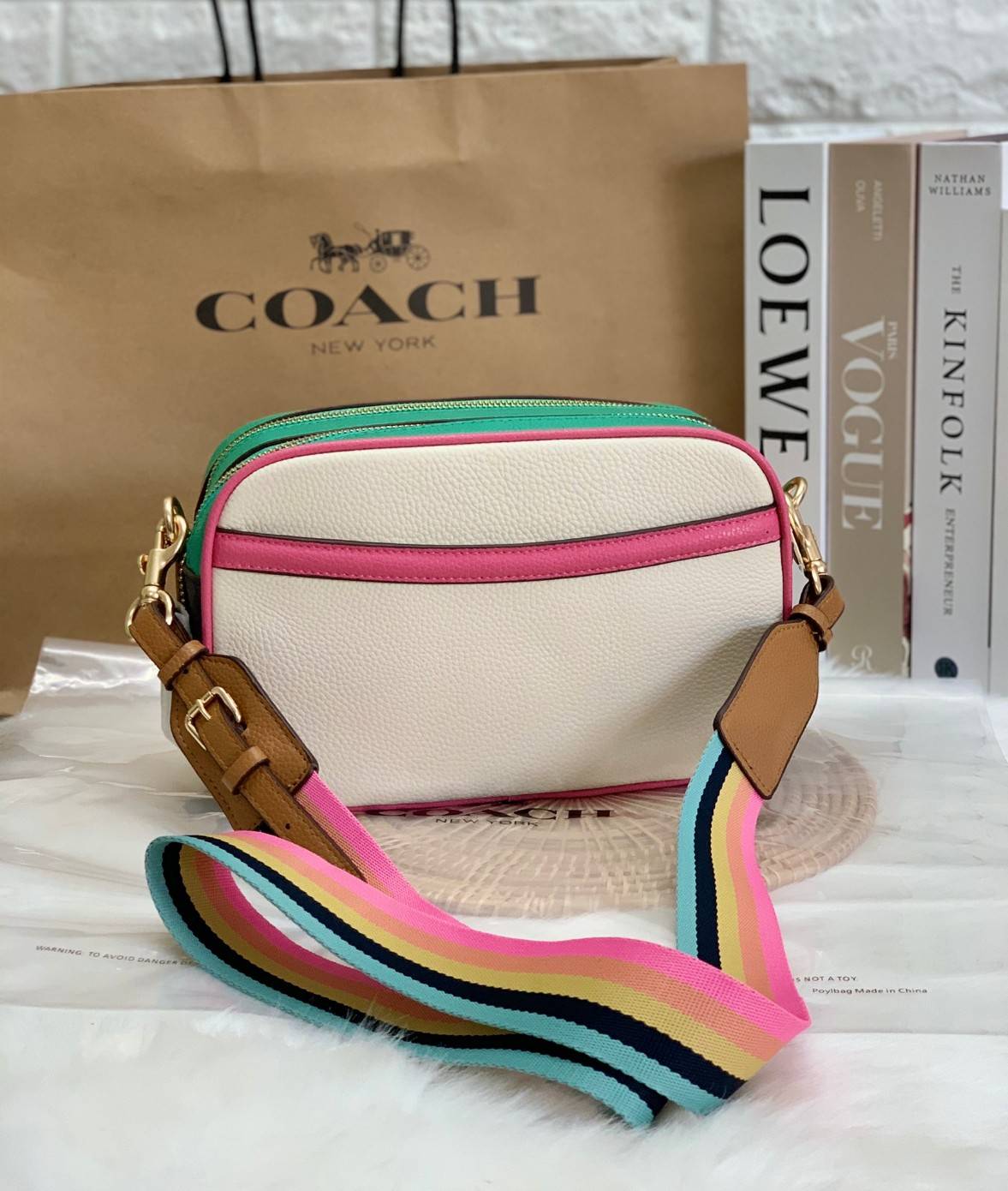 COACH JES CROSSBODY IN COLORBLOCK((72704)) พร้อมส่งอีกครั้ง ห้ามพลาดก่อนหมดค่ะ! กระเป๋าสะพายข้าง//หรือครอสบอดี้ร์ หนังแท้นิ่ม ลายหนังสวยงาม ด้านหน้ามีโลโก้แบรนด์แบบรถม้าเก๋ไก๋ค่ะ มี2ช่องซิปหลักให้ใส่ของ;สามารถใส่กระเป๋าเงินใบยาวได้;ของอื่นๆได้หลายอย่างเลย