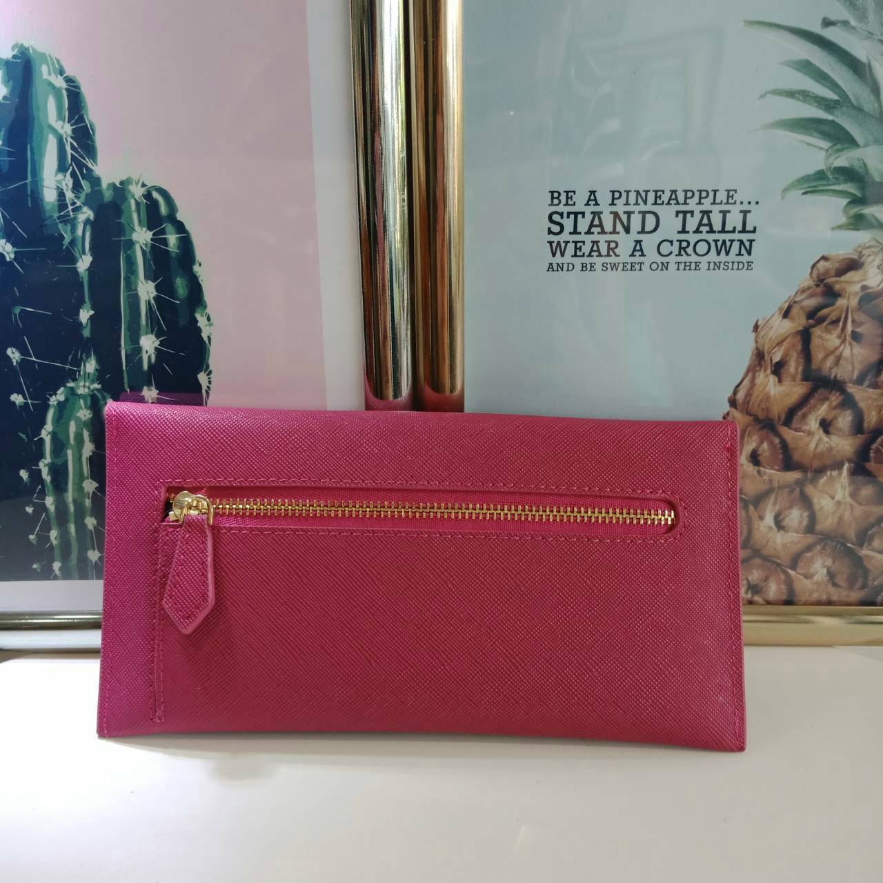 กระเป๋าสตางค์ยาว **ทรงหรู จากงานพรีเมี่ยมกิ้ฟ จากเคาเตอร์ต่างประเทศ จากแบรนด์ PRADA ลายหนัง saffiano ของแท้ 100% เปิดปิดฝาพับ มีช่องใหญ่1ช่อง ช่องใส่บัตร 3 ช่อง ใส่ได้ถึงแบงค์พัน หรือจะใส่มือถือได้ถึง Iphone+ และช่องซิปใส่ของจุกจิกด้านหลังน้ำหนักเบา จับถน