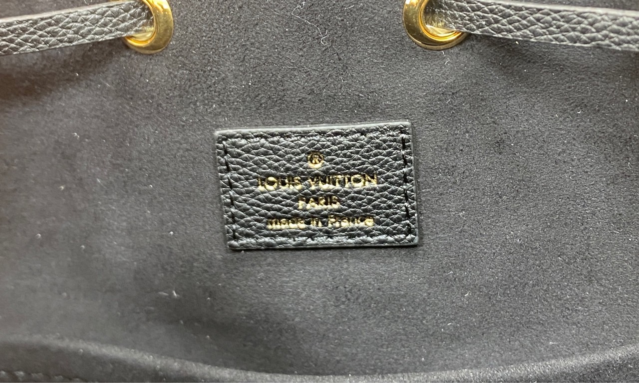 สลับแท้ LV Lockme bucket bag กระเป๋าสะพายทรงบัคเก็ตวินเทจ สวยคลาสสิก งานหนังแท้เต็มใบ โดดเด่นด้วยโลโก้สีทอง ด้วยดีไซส์ที่เรียบหรูเหมาะใช้ได้หลากหลายโอกาส ไอเท็มมาใหม่แต่ขายดี the best seller เลยค่ะ