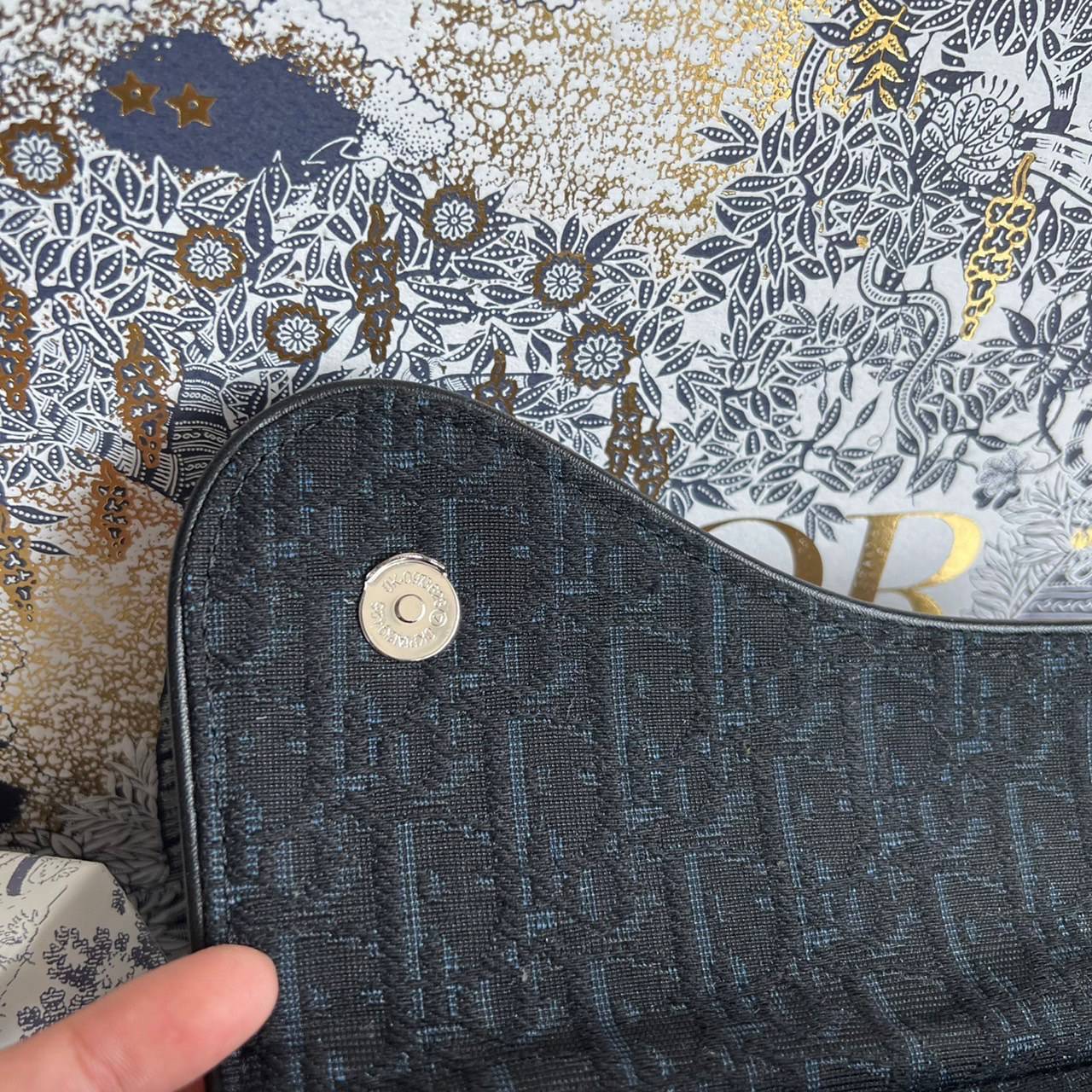 หนังแท้ DIOR SADDLE BELT BAG รุ่นสุดฮิต สามารถคาดอกสะพายข้างหรือคาดเอวก็ได้สามารถใช่งานได้ทั้งชาย/หญิง งานสวยมากพร้อมอุปกรณ์ครบชุด เกรดออริงานเทียบเท่าของแท้เลย กระเป๋ารุ่นยอดนิยมตามแบบฉบับแบรนด์ พร้อมส่งที่ไทย เกรดออริจินอลผ้าแจ๊คการ์ดและหนังแท้ ภาพสินค้