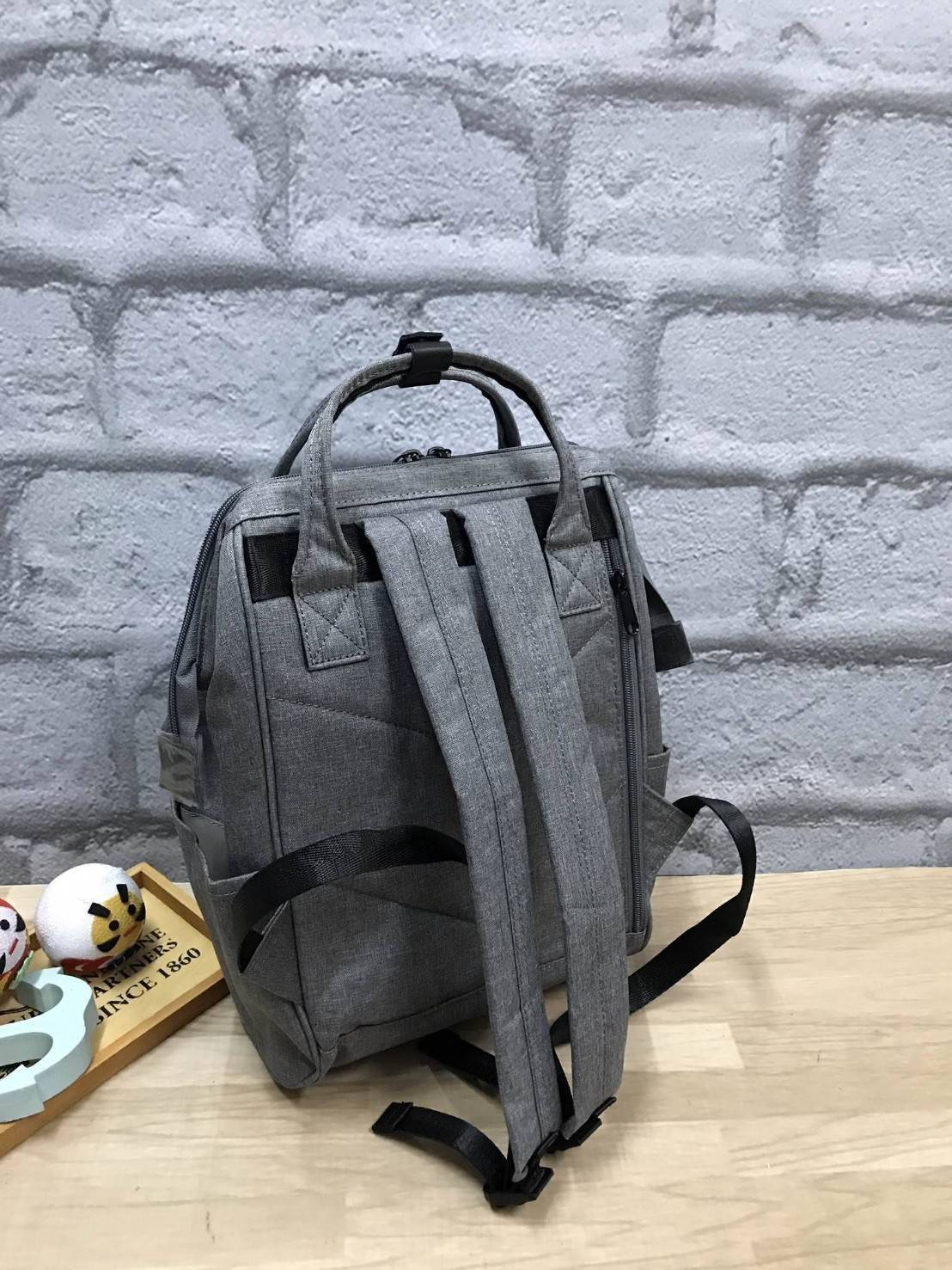 Anello Mottled Polyester Mini Backpack เป้แบรนด์ดังแห่งปี วัสดุ poleyester canvas เนื้อผ้าเรียบหรู และทันสมัย ดีเทลคล้ายรุ่น original ต่างตรงที่ด้านหน้าเป็นงานปักโลโก้สวยงาม และหัวซิป สกรีนโลโก้แบรนด์สีสันเข้ากับตัวกระเป๋า รุ่นชน shop มีหลากสีให้เลือกสรรค