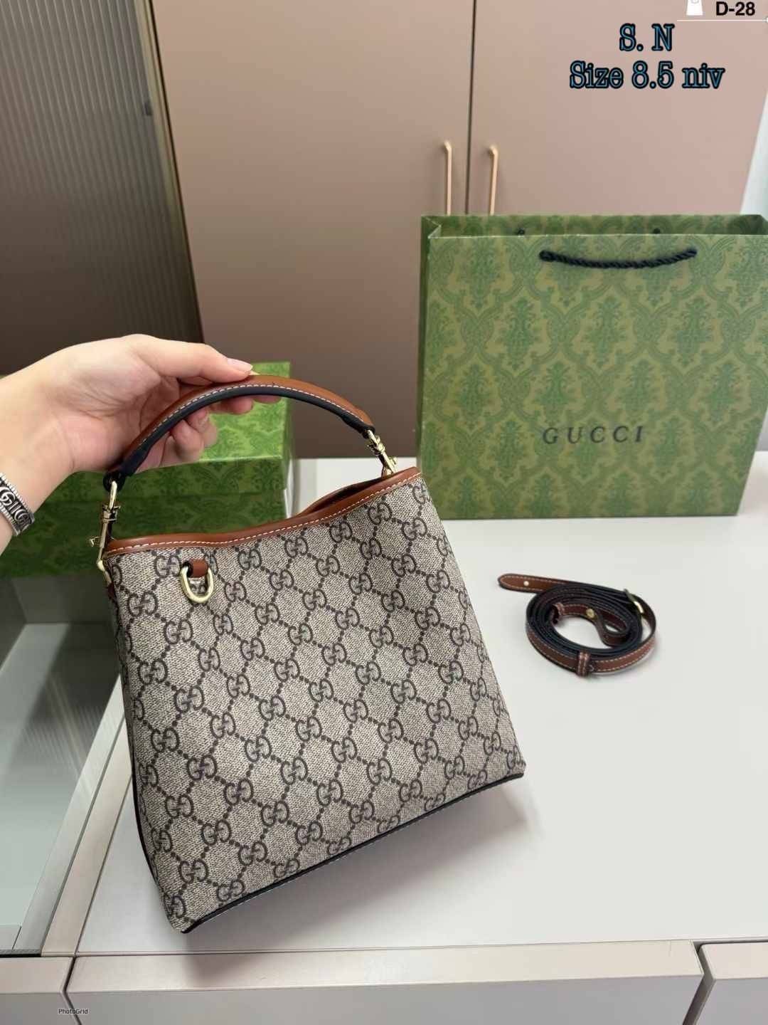 GUCCI GG Emblem mini bucket bag กระเป๋าทรงบัคเก็ตวินเทจรูปทรงใหม่ งานแบรนด์หรู รุ่นนี้ทำออกมาตอบโจทย์ความฮิตมีห่วงอยู่ด้านหน้า สำหรับห้อยตุ๊กตา พวงกุญแจ หรือจะผูกโบว์สวยๆก็เลิศ ดีไซส์สวยใช้งานง่าย ภายในโล่งกว้าง