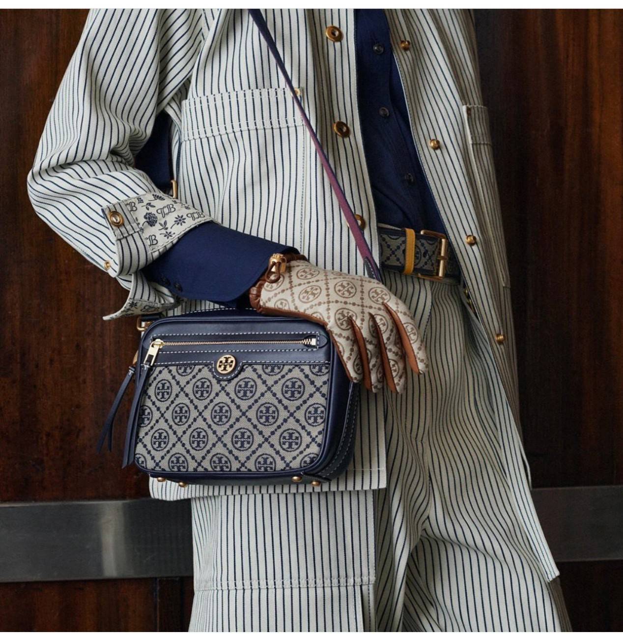 TORY BURCH T MONOGRAM JACQUARD CAMERA BAG กระเป๋าสะพาย Crossbody วัสดุหนังวัวแท้ การออกแบบเรียบง่าย ยังคงความหรูหราเอาไว้ โดดเด่นด้วยลวดลาย T Monogram มาพร้อมสายสะพายยาวแบบสปอร์ต ถอดออกได้ สายปรับระดับได้ ตอบสนองการใช้งานได้ดี มีหูหิ้วด้านบนสามารถใช้งานได