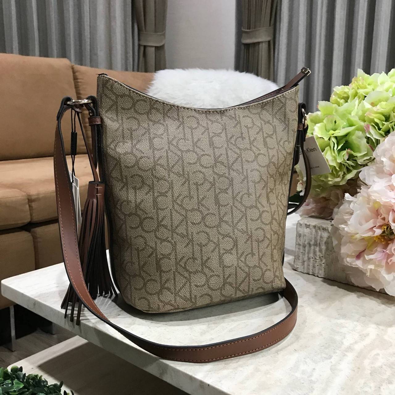 Calvin Klein CrossBody Bag Y2019 Newvin! กระเป๋าสะพายหนังสวยอยู่ทรง ลาย Signature แบรนด์รอบใบ ทรงถัง เปิดปิดด้วยซิป ด้านหน้าประดับโลโก้แบรนด์ อะไหล่ทอง ขนาดกำลังดี น้ำหนักเบา ภายในกว้าง ซับในพิมพ์แบรนด์ ใส่ wallet ยาวได้ พร้อมสายยาว ปรับได้ Crossbodyได้ค่