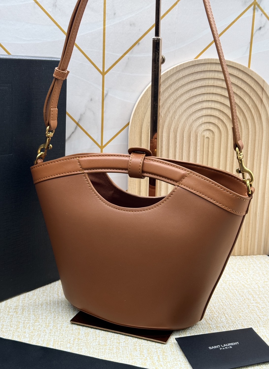 YSL CELIA MINI TOTE IN SMOOTH LEATHER / YSL Bucket Bag กระเป๋าสะพายทรงโท้ทมือจับในตัว รุ่นใหม่ทันสมัย งานหนังเต็มใบ เกรดออริ 1:1 ใช้งานต่างประเทศได้
