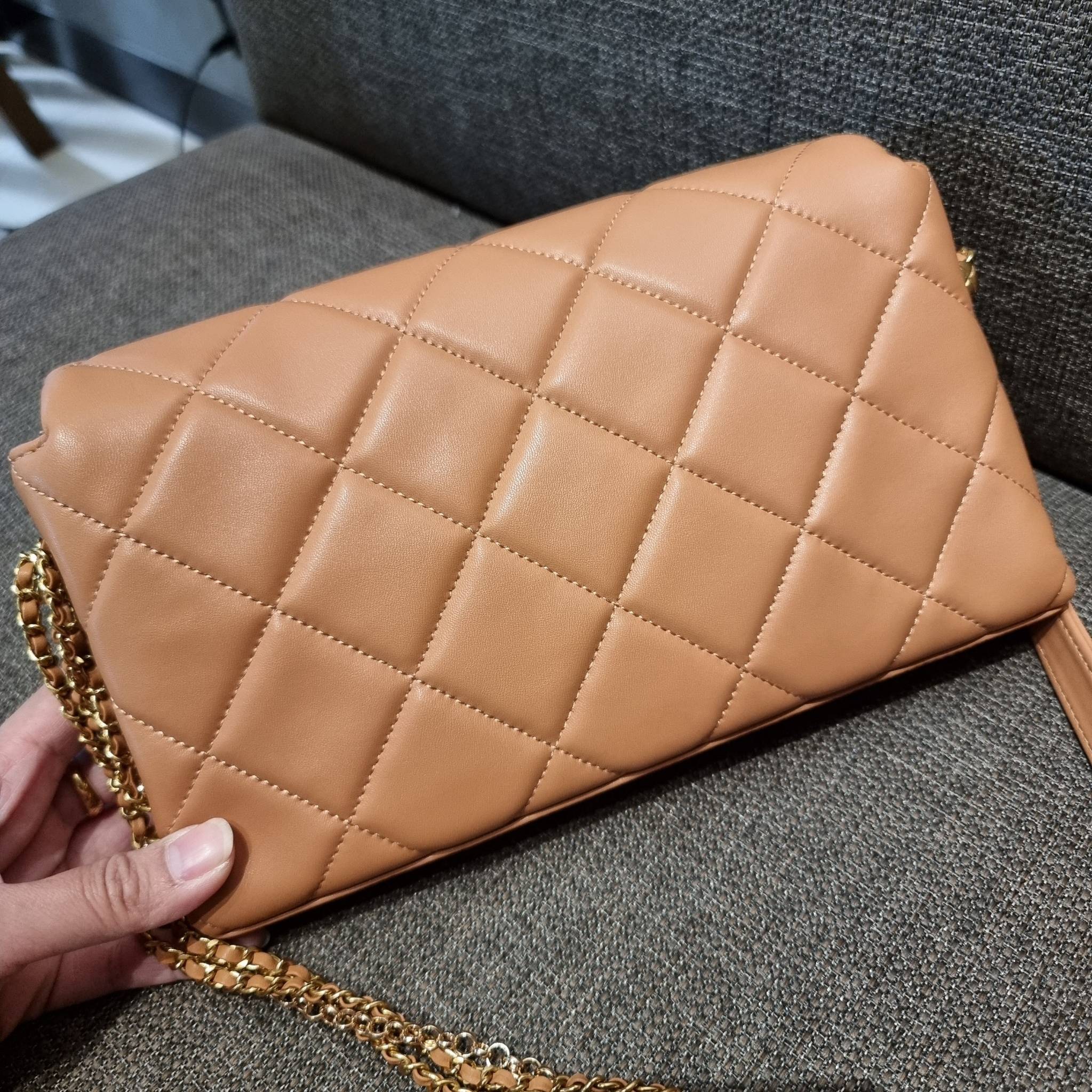 VIP 】สวยหรูพร้อมเสิร์ฟ!! กับไอเท็มสุดเลิฟจาก Chanel กระเป๋าสะพายที่สุดของความคุ้มค่า วัสดุหนังแกะนิ่มเต็มใบ เปิด-ปิดกระเป๋าด้วยตัวบิดล็อค ภายในกระเป๋าบุผ้าสวยหรู มีช่องโล่งกว้างจุของได้สบาย ใส่โทรศัพท์ กระเป๋าสตางค์ได้ มีช่องซิป 1 ช่อง ช่องย่อย 1 ช่อง ดีเ