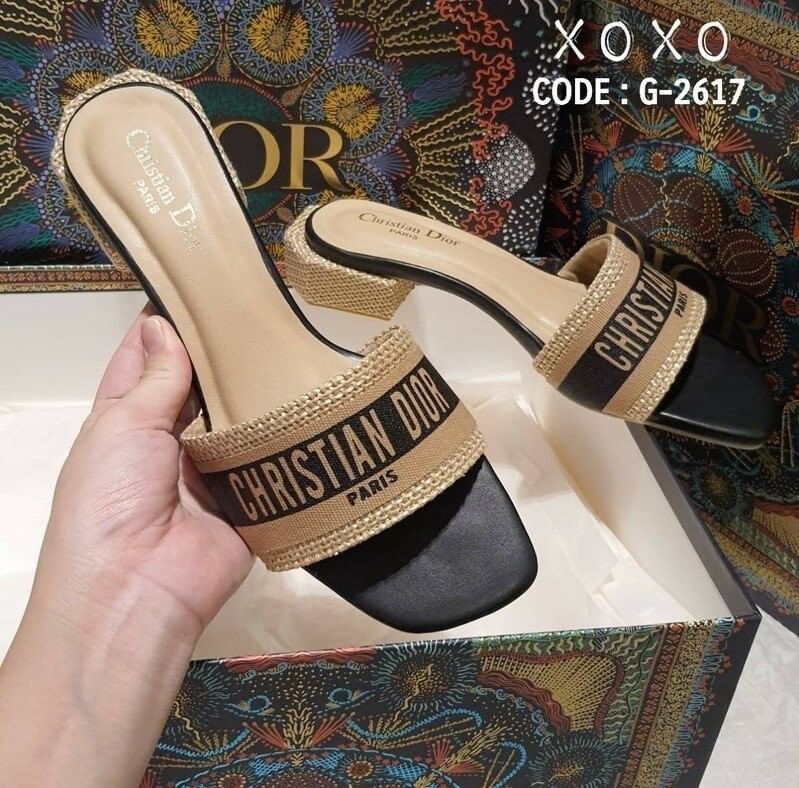 Christian Dior งานสวม อีกตัวที่เลิศๆ จร้า สวย เก๋ มีส้นเล็กน้อย กำลังใส่สบาย งาน สวย เนียบร้อย วัสดุผ้ากระสอบวางทับ โลโก้แบรนด์ งานตัดกันสวยมาก ส้นเป็นทรง 6 เหลี่ยม สวยเก๋มากคะ