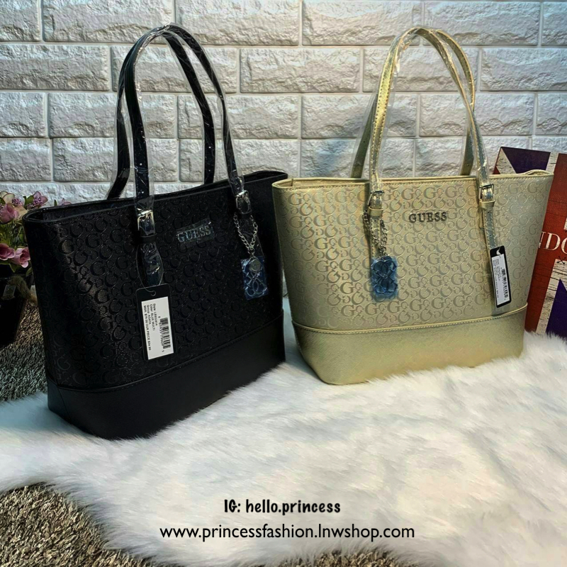 GUESS WOMEN LARGE TOTE BAG กระเป๋าถือ//สะพายไหล่ ทรง Tote ตัวกระเป๋าลายแบรนด์ทั้งใบ ผสมหนังซาฟเฟียโน่ตรงขอบล่างกระเป๋าค่ะ ด้านหน้าห้อยอะไหล่แบรนด์มาให้ เปิดปิดกระเป๋าแบบซิป ภายในโล่ง กว้าง ใส่ของได้จุค่ะ มีช่องซิปและช่องเล็กใส่ของจุกจิกนะค่ะ หูหิ้วสามารถป