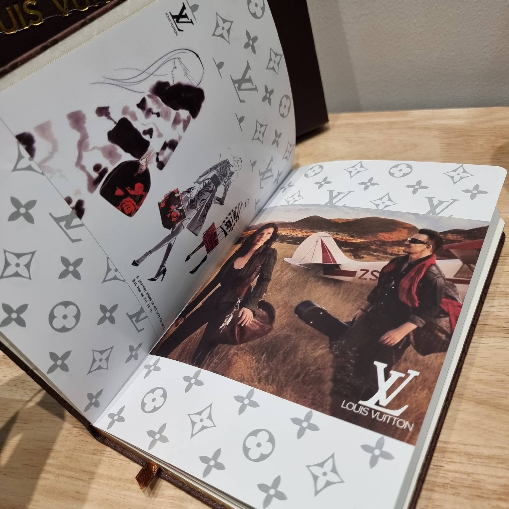 LV tumblr With digital temperature display SET Booknote / LV gift box สุดยอดไอเท็มใน box set ที่เหมาะแก่การเก็บสะสม หรือจะส่งให้เป็นของขวัญในช่วงปีใหม่ก็ดีงามที่สุด จัดมาให้ทั้งสมุดจดบันทึกเล่มลิมิเต็ด ที่ตัดขอบกระดาษด้วยสีทองหรู ปากกาเข้าเซ็ท และกระบอกน้