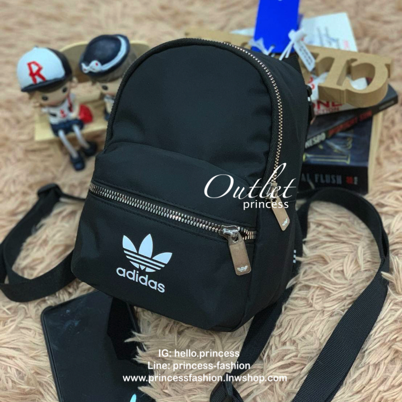 Adidas Nylon Mini Backpack กระเป๋าเป้สะพายหลัง ขนาดmini เปิดซิปเดียวด้วยวัสดุNylon น้ำหนักเบา เปิดปิดด้วยหัวซิปเดียว ภายในใส่กระเป๋าสตางค์ยาวได้ เพิ่มช่องซิปด้านหน้าอีก1ช่อง อีกหนึ่งตัวเลือกของสาวๆที่กำลังมองหาเป้ขนาดมินิไปเที่ยวเลยคร้า!!