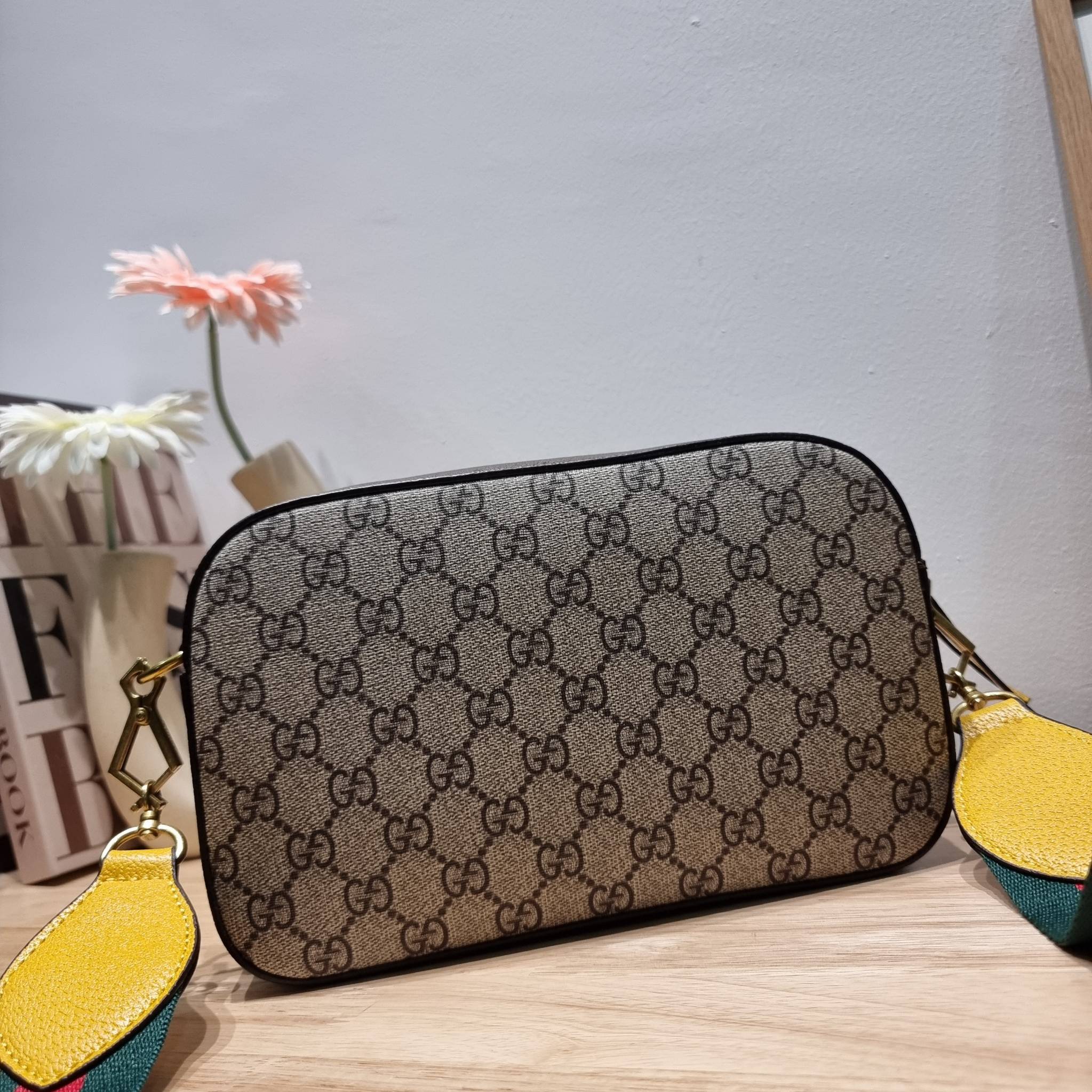 Set 3 ชิ้น Gucci Neo Vintage GG Supreme Messenger Bag box set ชวนสะสม ใครมองหาของขวัญอยู่ เซ็ทนี้จัดว่าเลิศมาก! กับการจับเอารุ่นยอดฮิต มามิกซ์รวมกับไอเท็มสุดคุ้มของมันต้องมี!! จัดเรียงให้อยู่ในกล่อง box set ลิมิเต็ด ที่มีทั้งแว่นตา gentle monster แบรนด์สุ