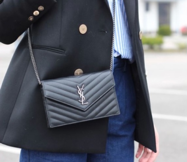 VIP 】หนังแท้ YSL Saint Laurent Envelope WOC 7.5” กระเป๋าเงิน wallet on chain ที่มาพร้อมสายสะพายแบบโซ่ ขนาด 7.5” หนังวัวติดโลโก้ YSL มีทั้งอะไหล่เงิน ทอง และดำ ด้านในมีช่องซิป และช่องใส่การ์ด 6 ช่อง เรียบหรู คลาสสิคมากๆ เลยค่ะ