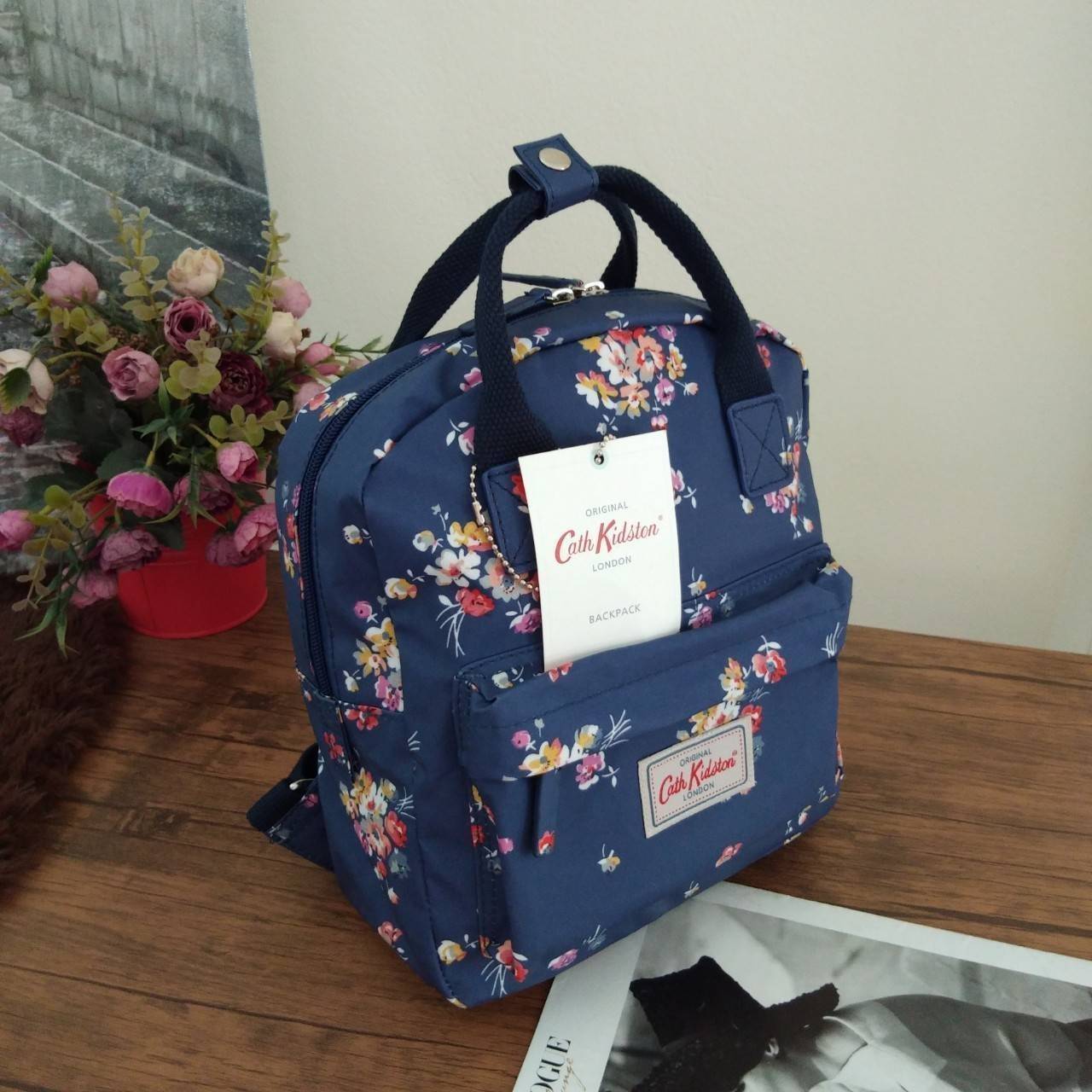 Cath Kidston Mini Backpack Bag กระเป๋าเป้รุ่นมินิ สไตล์วินเทจสุดฮิต วัสดุ Canvas เคลือบ เช็ดทำความสะอาดได้ ภายในมีช่องซิปเล็ก 1 ช่อง เปิด/ปิดกระเป๋าด้วยซิปรอบ ด้านหน้ามีช่องซิปอีก 1 ช่อง ไว้ใส่ของ สวยคุ้มมากค่ะรุ่นนี้