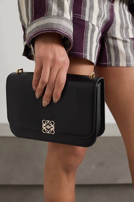 Medium : LOEWE Goya anagram leather shoulder bag กระเป๋าทรง GOYA รูปทรงกล่องอันคลาสสิกที่มาพร้อมรายละเอียดอันน่าค้นหา พร้อมด้วยโครงสร้างที่เปี่ยมไปด้วยสเน่ห์น่าค้นหา มีช่องใส่ของขนาดกว้างและเป็นทรงทำให้การจัดการสิ่งของต่างๆ ของสาวๆ นั้นง่ายดายมากยิ่งขึ้น 