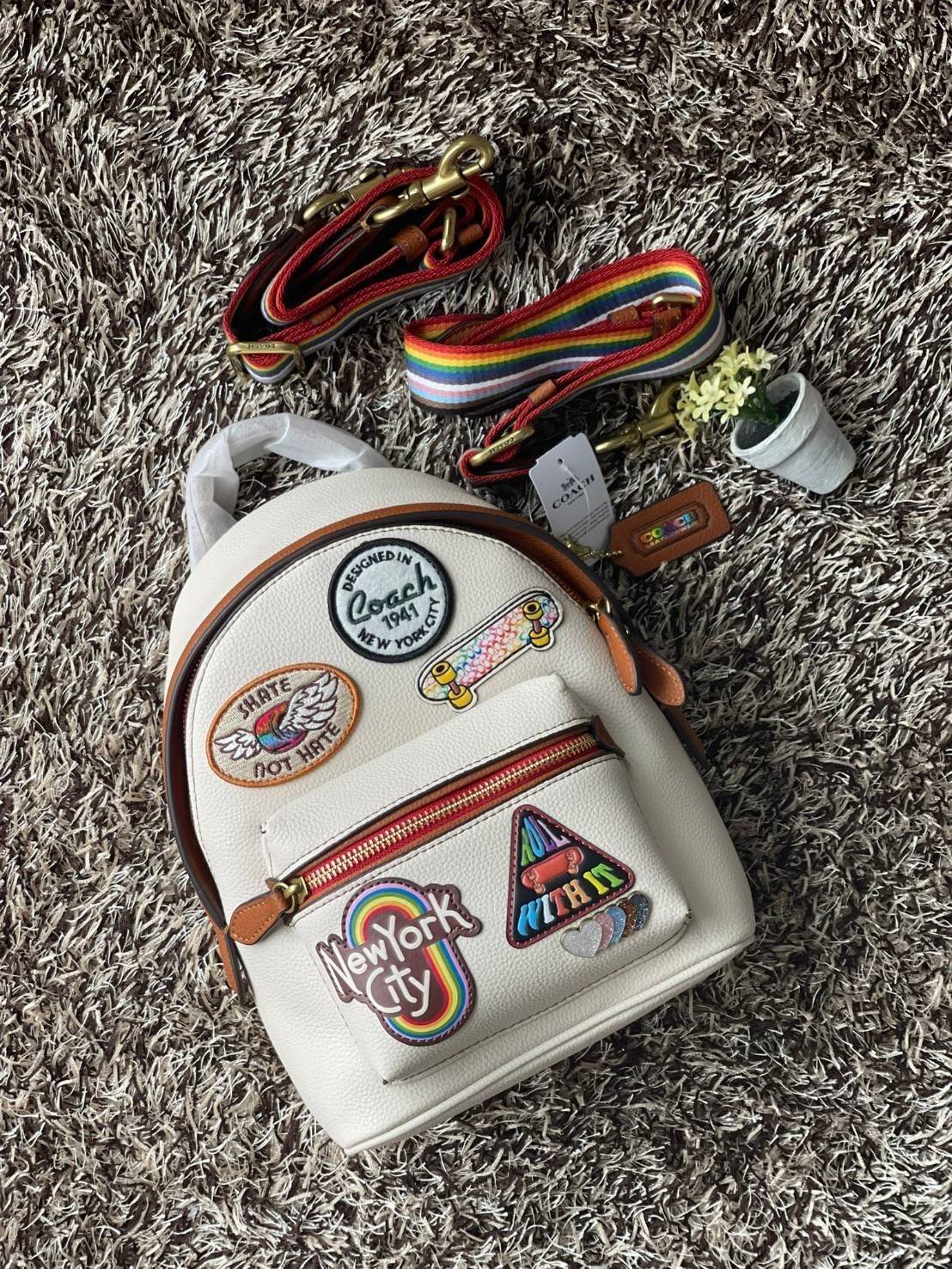 COACH CHARTER BACKPACK WITH PATCHES กระเป๋าเป้สะพายรุ่นนี้เป็นส่วนหนึ่งของ Coach Pride Collection ซึ่งเป็นการเฉลิมฉลองความเสมอภาค ความหลากหลาย และการแสดงออกถึงตัวตนที่แท้จริงภายในชุมชน LGBTQIA+ ในเดือนนี้และทุกเดือน กระเป๋าเป้ใบเล็กใบนี้เป็นรูปทรงย้อนยุคพ