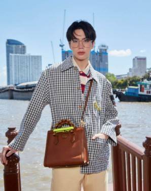 กระเป๋า GUCCI สไตล์งานหูไม้ไผ่ Size mimi รุ่น Gucci Diana Bag กระเป๋าสุดคลาสสิกดีไซน์มาใหม่พร้อมเข็ดขัดหนังสีสะท้อนแสงประดับตรงหูกระเป๋า กระเป๋าทรง tote วัสดุหนังแท้ (calfskin) อะไหล่ทอง ขนาดกำลังดี งานสวยตั้งอยู่ทรง มีสายสะพายยาว 1เส้น สามารถปรับระดับได้