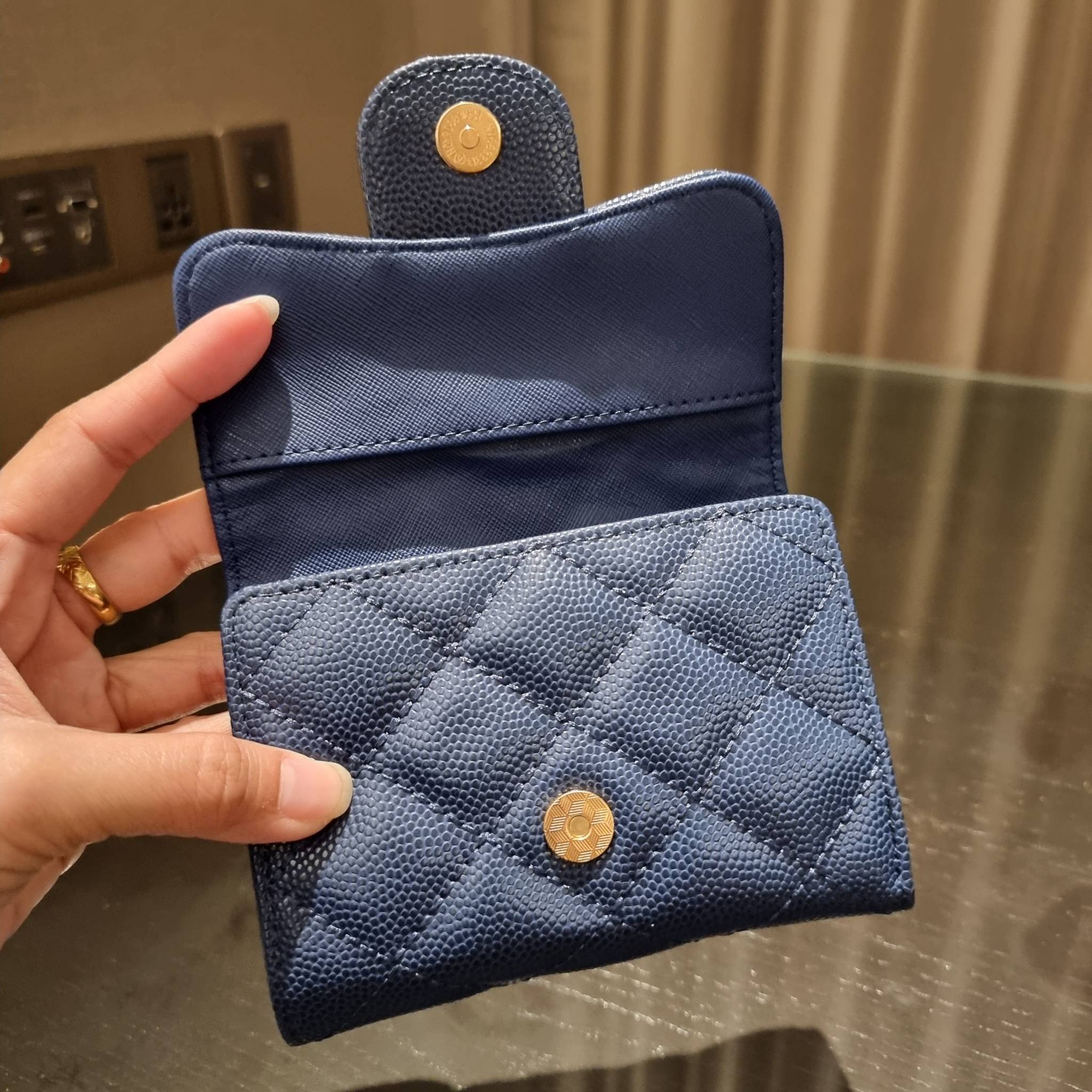 VIP 】มาแล้วจ้า!! รุ่นแนะนำ!! ฮิตติดใจสาวๆ!! กระเป๋าสตางค์ใบสั้นรุ่นฝาพับ จาก Chanel premium for gift เรียบหรู ดูไฮน์ วัสดุหนังสังเคราะห์ลายคาร์เวีย ด้านในเป็นหนังซาฟเฟียโน่ เปิด-ปิดด้วยกระดุมแม่เหล็ก ภายในกระเป๋ามีช่องใส่บัตร ใส่ธนบัตรได้ ดีไซน์เรียบหรูตา