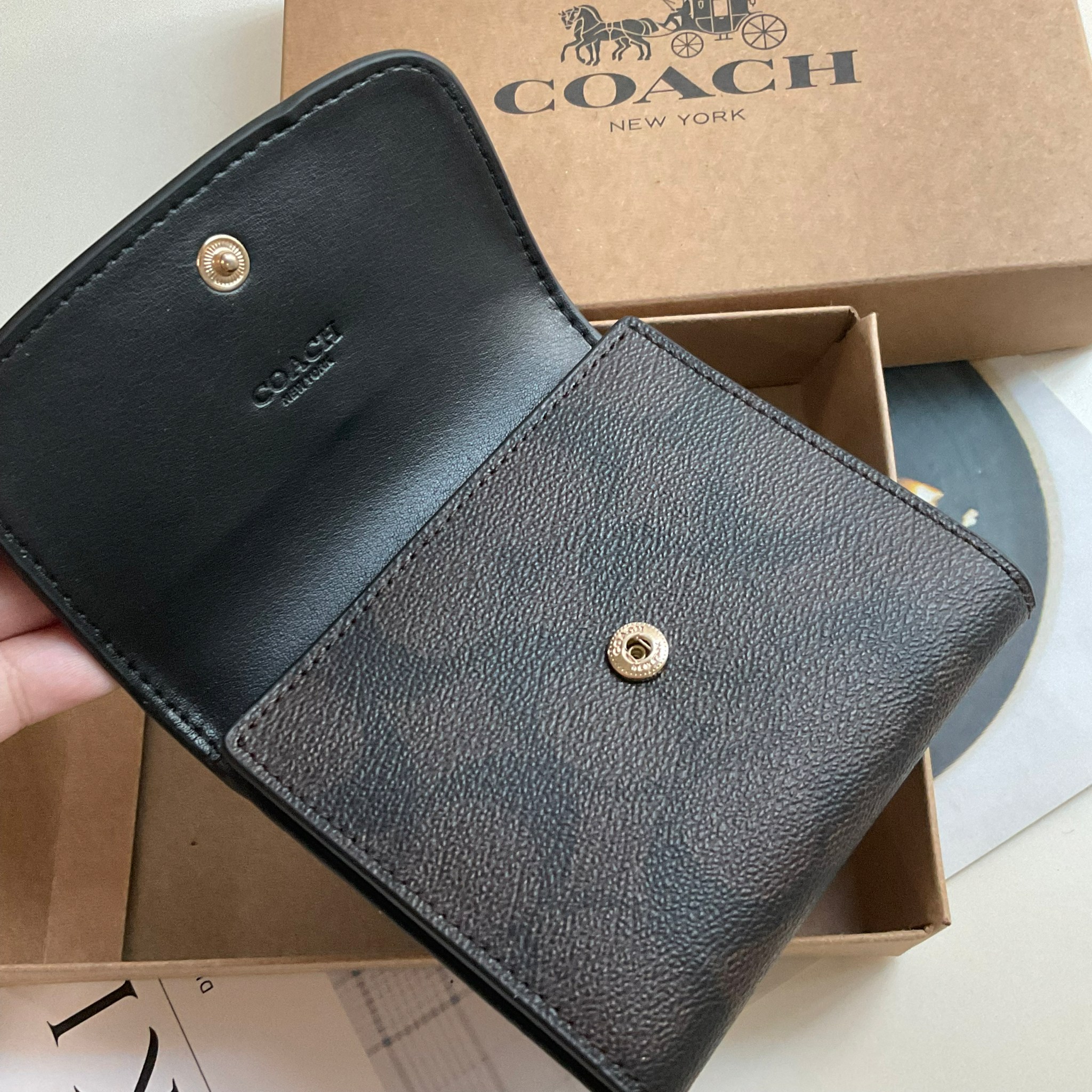 COACH SMALL WALLET IN SIGNATURE CANVAS กระเป๋าสตางค์ใบสั้น แบบพับสามตอน เปิดปิดด้วยกระดุมปั้มแบรนด์ ด้านในมีช่องใส่บัตรหลายช่อง และช่องใส่ธนบัตร ด้านหลังมีช่องซิปเหรียญอีกหนึ่งช่อง น้ำหนักเบา พกพาสะดวก อะไหล่เงาสุดหรู ห้ามพลาดค่ะ!