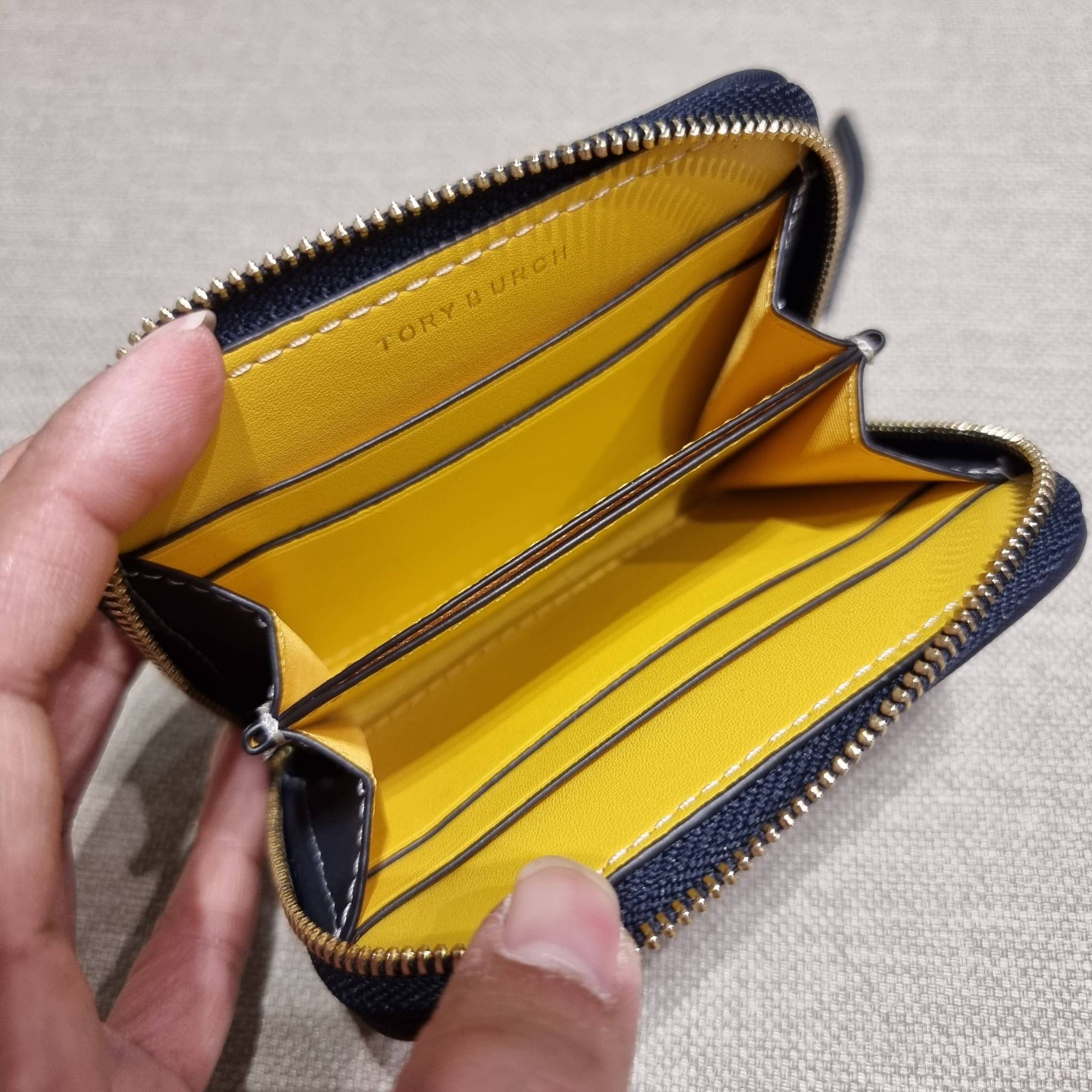 TORY BURCH T MONOGRAM ZIP COIN CASE จัดไปเลยจ้า กับกระเป๋าสตางค์รับทรัพย์ ใบสั้น สวยหรู ขนาดเหมาะมือ ถือแล้วขับผิว วัสดุผ้า jacquard ตัดสลับหนังแท้ รูดเปิด-ปิดด้วยซิป ภายในมีช่องใส่บัตร ใบนี้ใส่เหรียญ ใส่ธนบัตรได้ (พับ) พกพาได้สะดวก ไม่กินพื้นที่กระเป๋าใบ