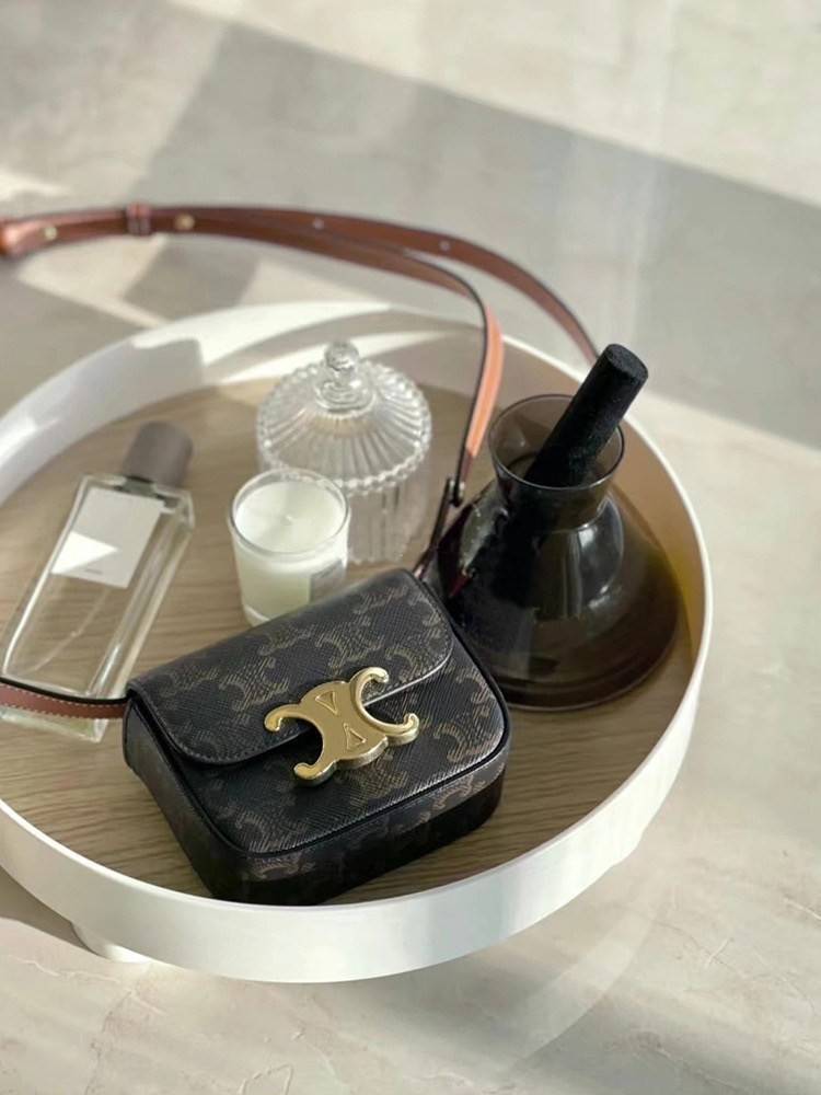VIP 】CELINE MINI TRIOMPHE IN TRIOMPHE CANVAS กระเป๋ามินิทรงชิค ดีไซน์รูปกล่องสุดแสนมินิมอล สามารถสะพายแบบ Crossbody และยังเป็น Belt Bagได้อีกด้วย วัสดุแคนวาสลาย Triomphe แบบไม่มีตกยุค ด้านหน้าโดดเด่นด้วยโลโก้สีทอง เป็นอีกหนึ่งตัวเลือกให้คุณเลือกสะพายในชีว