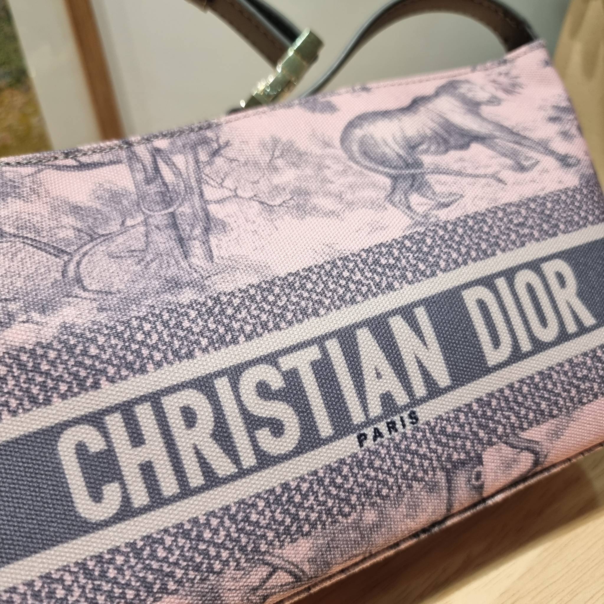 Dior travel nomad pouch / DIOR POUCH BAG พร้อมส่ง กระเป๋าทรงพอช ขนาดกำลังดี ดีไซน์ให้เป็นได้ทั้งกระเป๋าพกพาเอนกประสงค์ เวลาไปท่องเที่ยว หรือจะใช้เป็นกระเป๋าหลักพกของสำคัญก็ได้