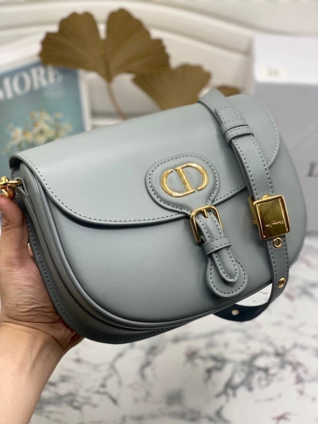 Dior Bobby Medium Bag กระเป๋าสะพายทรงโฮโบรุ่นยอดนิยม คลาสสิคสุดหรู ด้วยสัดส่วนที่กลมกลืนลงตัวอย่างสวยงาม เกรดท็อปออริ ใช้งานต่างประเทศได้