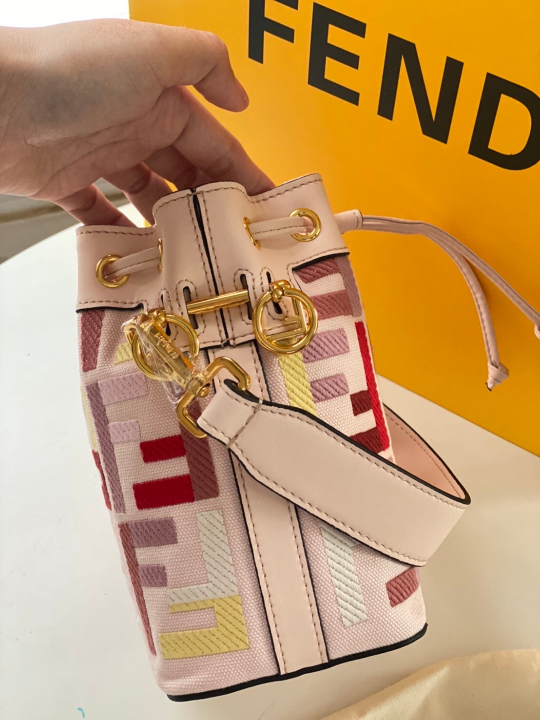 VIP GIFT 】FENDI Bucket in Pastel Bag สีหวานน่ารัก โดดเด่นด้วยสีสันสะดุดตา ดูแพงมากกกกก จัดหนักกันไปเลย กับรุ่นที่สาวๆรอคอย พร้อมเสิร์ฟความสวยให้ถึงบ้านแล้วน้า กระเป๋าบัคเก็ตทรงยอดนิยม ดีไซน์ใหม่ล่าสุด ยูนีคไม่เหมือนใคร งานฝีมือมากๆ ภายในเป็นช่องโล่งกว้าง 