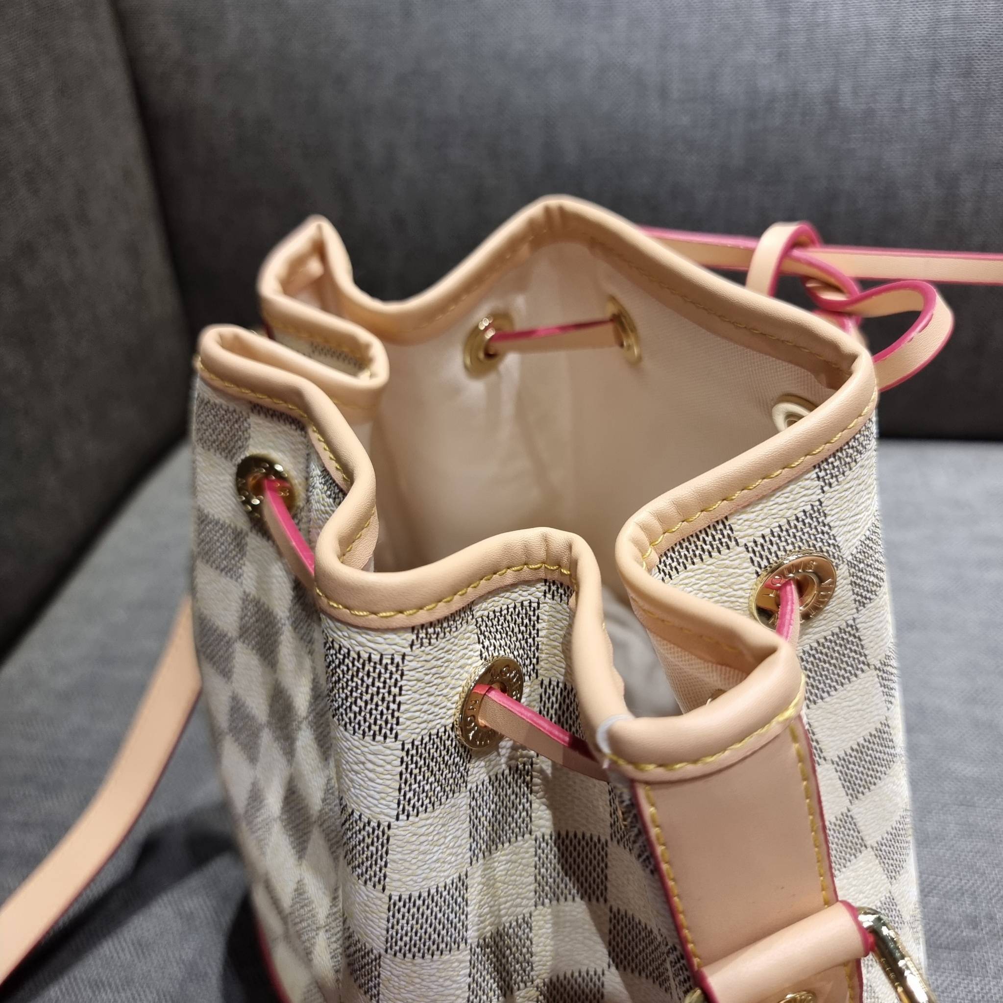 LV Noe bb damier azur กระเป๋าทรงขนมจีบสุดฮอต ราคาสุดคุ้ม ลิมิเต็ดมากๆ แถมฟรี ริบบิ้นแบรนด์เอนกประสงค์ จะใช้แทนสายรูดปากกระเป๋า ผูกเป็นโบว์ตกแต่งเก๋ๆ หรือจะพันถนอมสายสะพายยังได้ คุ้มจริง!! วัสดุหนังแคนวาส ภายในโล่งกว้าง ใส่ของได้ตามสะดวก สายสะพายปรับได้อีก