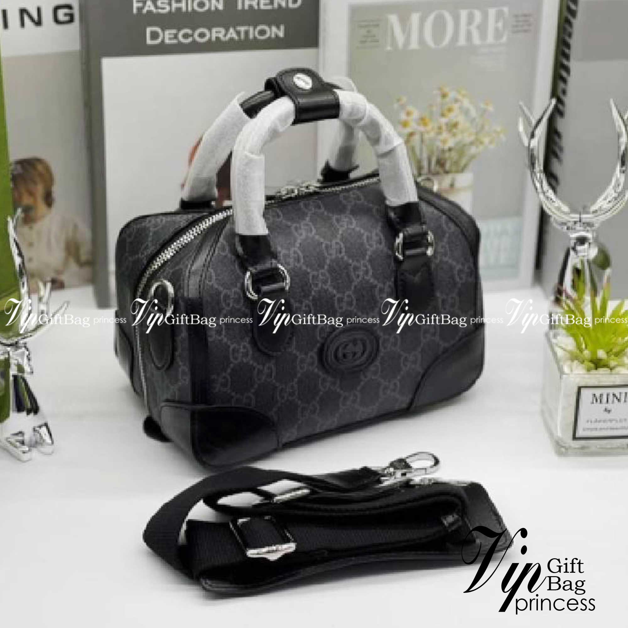 GUCCI Small duffle bag with Interlocking G เกรดออริจินอล กระเป๋าสะพาย กระเป๋าถือทรงหมอนสวยสีดำคลาสสิค วัสดุหนังแคนวาสอย่างดี ใบจริงสวยมาก! เปิด-ปิดกระเป๋าด้วยซิป หัวซิปตัว G อะไหล่สีทอง เลิศ!! ภายในโล่งกว้าง มาพร้อมสายสะพาย ปรับได้ ถอดออกได้ จะถือหรือสะพา