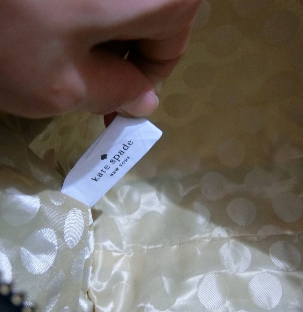 KATE SPADE NEW YORK CEDAR STREET HAYDEN BAG กระเป๋าถือหรือสะพายหนัง Saffiano สวยหรูอยู่ทรงสไตล์ PRADA ด้านหน้าประดับโลโก้สีทองสวยไฮโซ ภายในมีช่องซิปและช่องเล็ก ซับในอย่างดีสกรีนลาย Kate Spade กว้างและจุ ใส่ ipad mini กระเป๋าสตางค์ ของใช้ได้เยอะ มีหมุดรองฐ