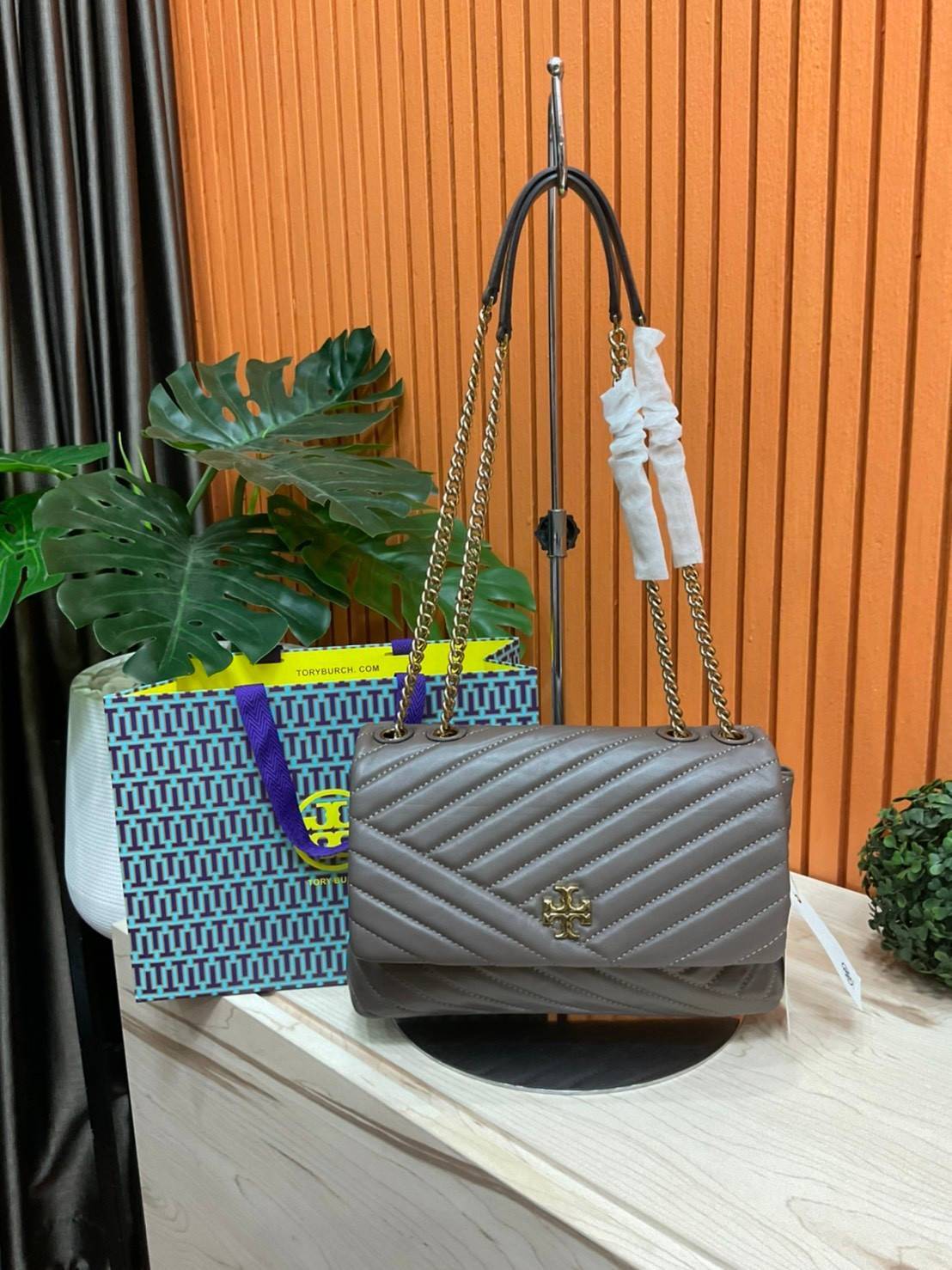 ของแท้ 💯% 】TORY BURCH KIRA CHEVRON CONVERTIBLE SHOULDER BAG รุ่น 58465 กระเป๋าสะพายไหล่ และ Crossbody วัสดุหนังแท้ สวยหรูดูแพง หนังสวย หนังหอม ผิวสัมผัสนุ่มมือมากๆ