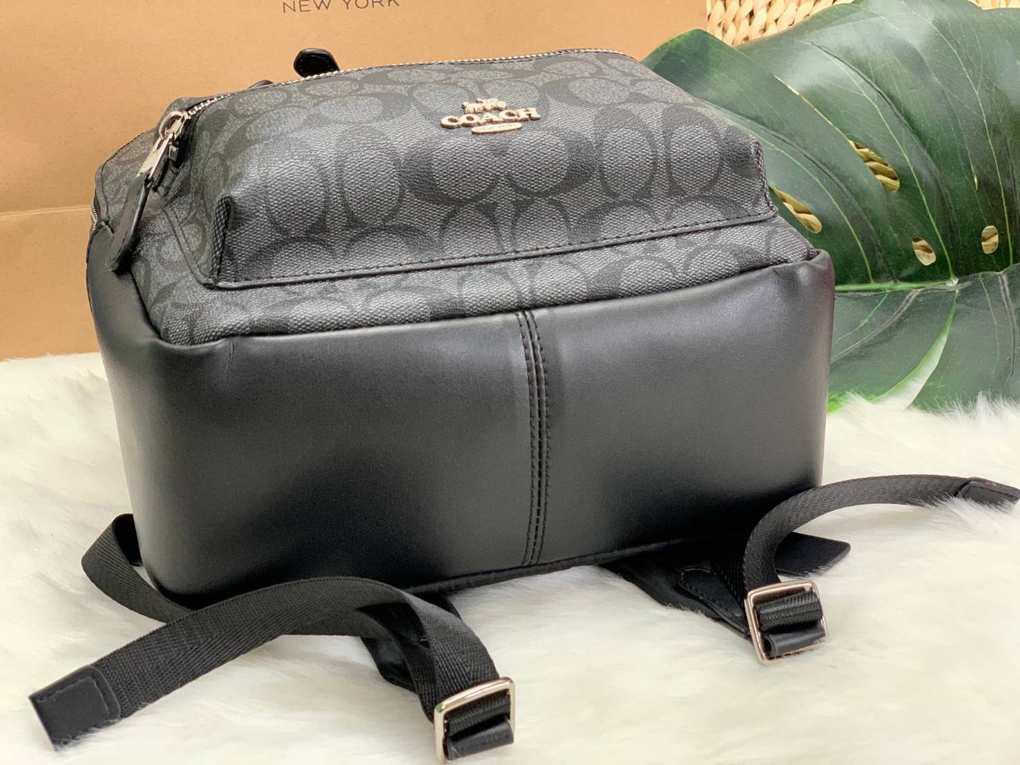 OUTLET 】COACH MEDIUM CHARLIE BACKPACK IN SIGNATURE ((32200)) พร้อมส่งที่ไทยอีกครั้งค่ะ! กระเป๋าสะพายหลังขนาดกลาง หนังแท้+ไนล่อน ด้านหน้ามีช่องซิปให้หนึ่งช่อง;เปิดปิดช่องหลักแบบซิปคู่ ภายในกว้างใส่สัมภาระได้จุนะคะ พร้อมช่องซิปให้อีกช่องค่ะ;สายสะพายสามารถเล