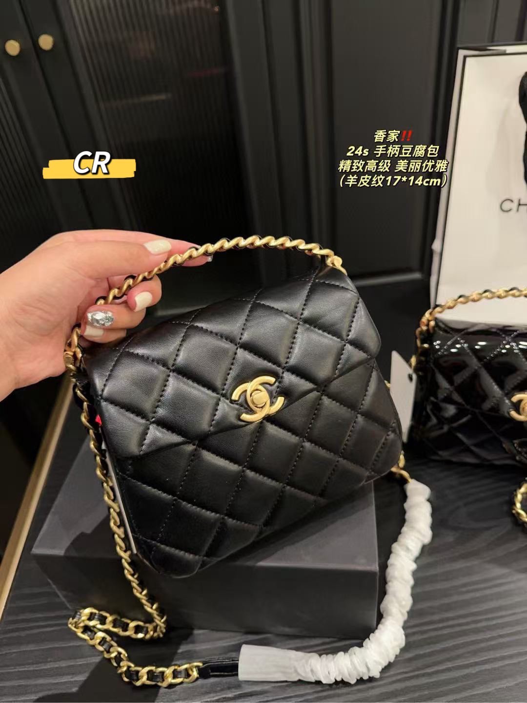 CHANEL flap bag on chain กระเป๋าสะพายสุดหรู สวยดูแพง รูปทรงคลาสสิค พร้อมหูจับร้อยโซ่สีทองขับผิวขนาดกำลังพอเหมาะ สะดวกต่อการพกพา หนังอย่างดีผิวสัมผัสดี