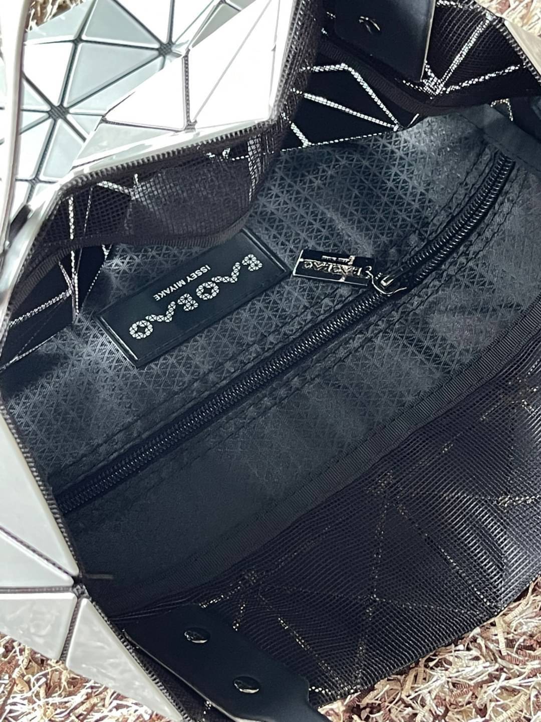 Baobao Issey Miyake 6x6 กระเป๋า Tote รุ่นนี้ถือว่าเป็นกระเป๋า Tote ไซส์กลางที่เหมาะกับการพกพาสิ่งของที่จำเป็นในทุก ๆ วัน มาพร้อมสายที่สามารถปรับได้ทั้งสองสาย และมีช่องใส่ของช่องเล็กด้านใน 1 ช่อง จุของได้เยอะแถมยังทนทาน ใช้เป็น Everyday Bag ได้เลยคะ พกพาสะ