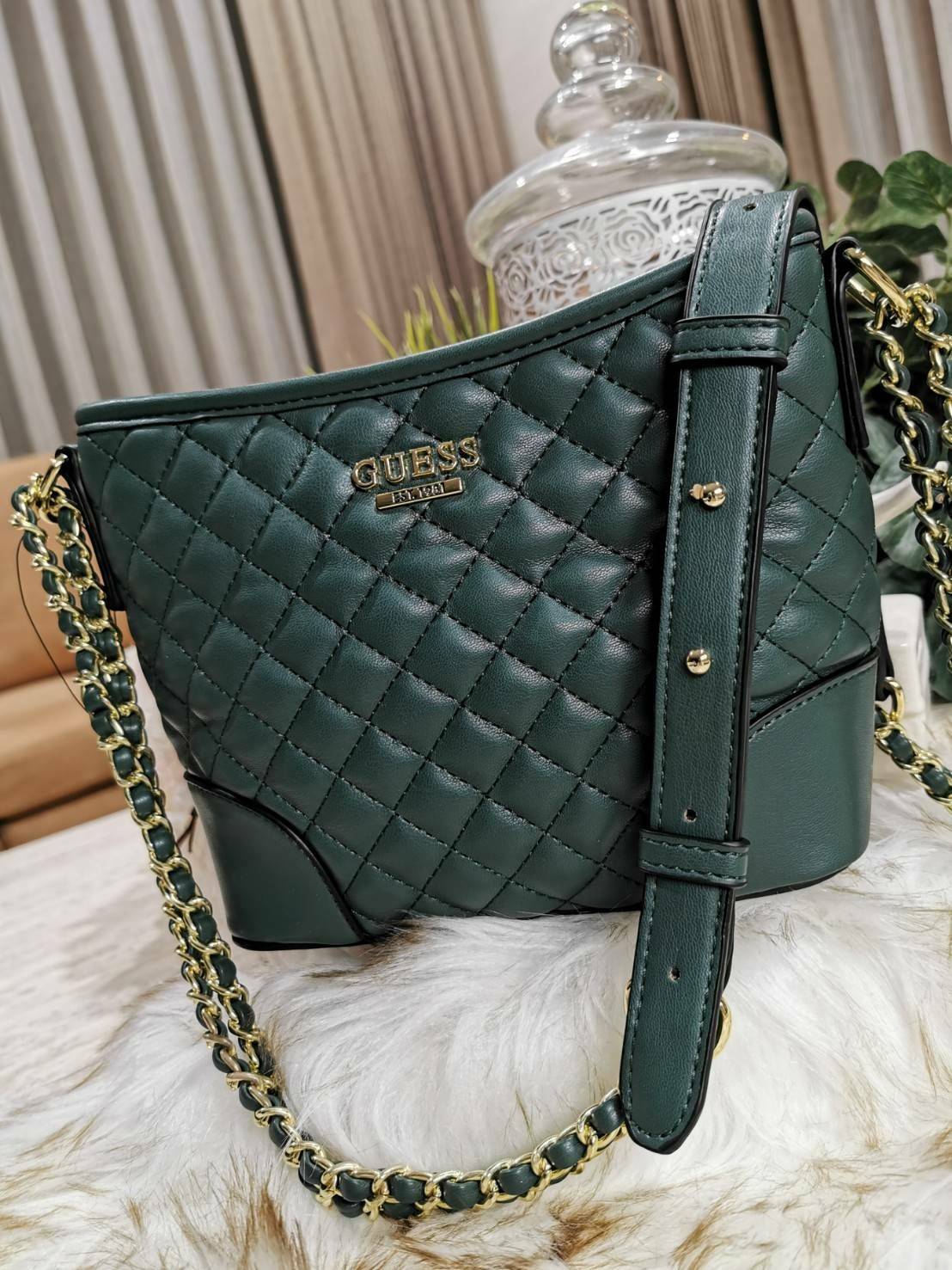 Guess Woman Factory Crossbody Bag กระเป๋าสะพายรุ่นใหม่ดีไซน์สวยหรูคลาสสิคจาก GUESS FACTORY วัสดุหนังเเกะสังเคราะห์เนื้อหนานิ่มลายตาราง เปิดปิดด้วยซิปสะดวกใช้ ด้านหน้ามีโลโก้ ภายในมีโลโก้ช่องใส่ของ และช่องซิป ใส่กระเป๋าสตางค์ใบยาว ของใช้ได้จุ มาพร้อมสายสะพ