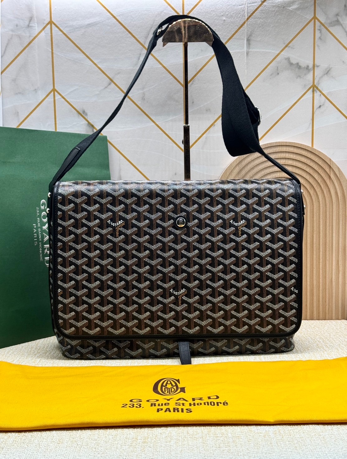GOYARD Capetien MM Messenger Bag กระเป๋าแมสเซ็นเจอร์ใบใหญ่ ที่สุดของความหรู ตอบโจทย์การใช้งานจุของได้เยอะ เอกสาร แทปเล็ต พร้อมสายสะพาย ใช้งานง่าย ใบจริงสวยงามตามรูปค่ะ
