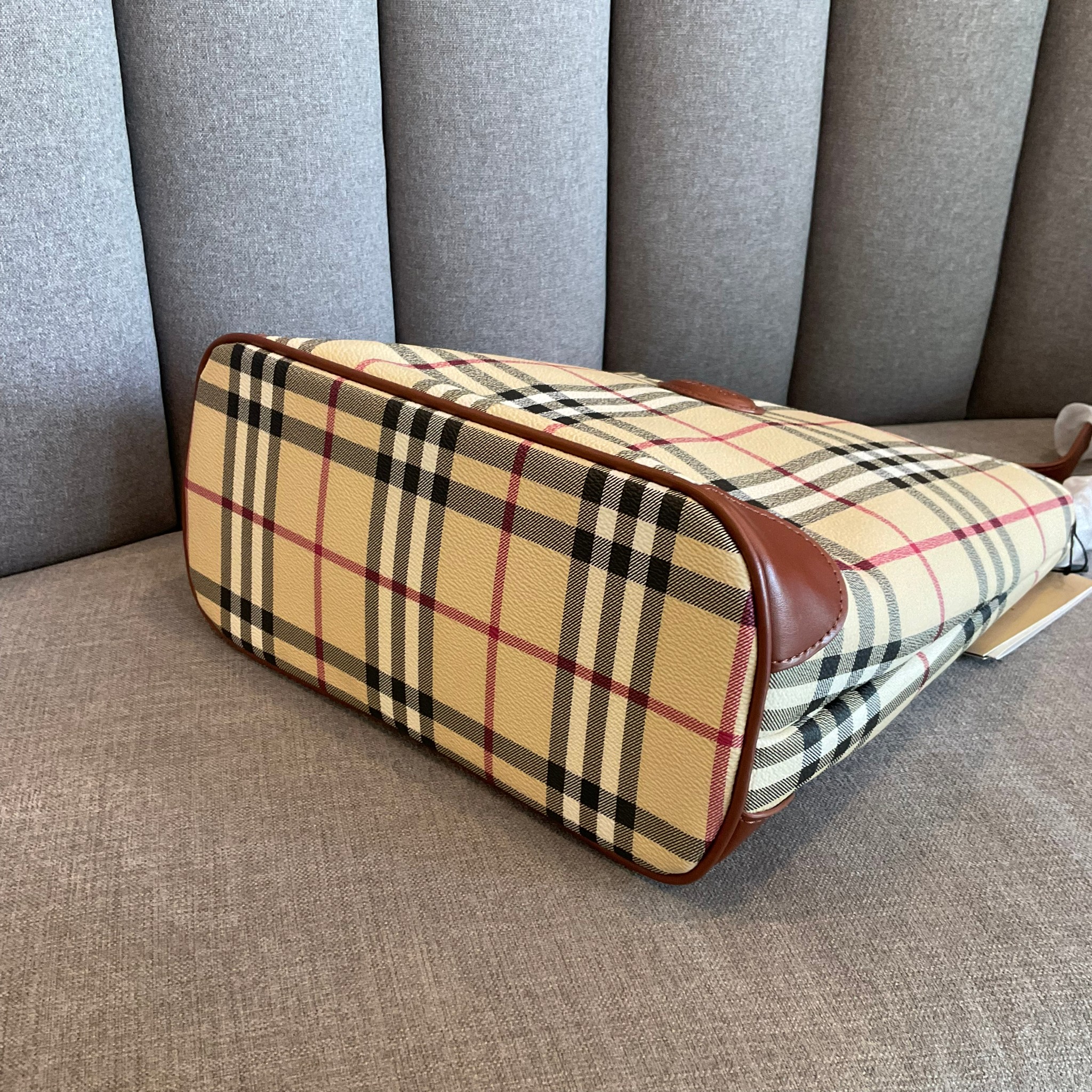 BURBERRY VINTAGE SHOULDER BAG กระเป๋าสะพายไหล่ วัสดุหนังPVC ทรงสูง อยู่ทรง ประดับโลโก้และตัดขอบด้วยหนังแท้สีน้ำตาลเข้ม