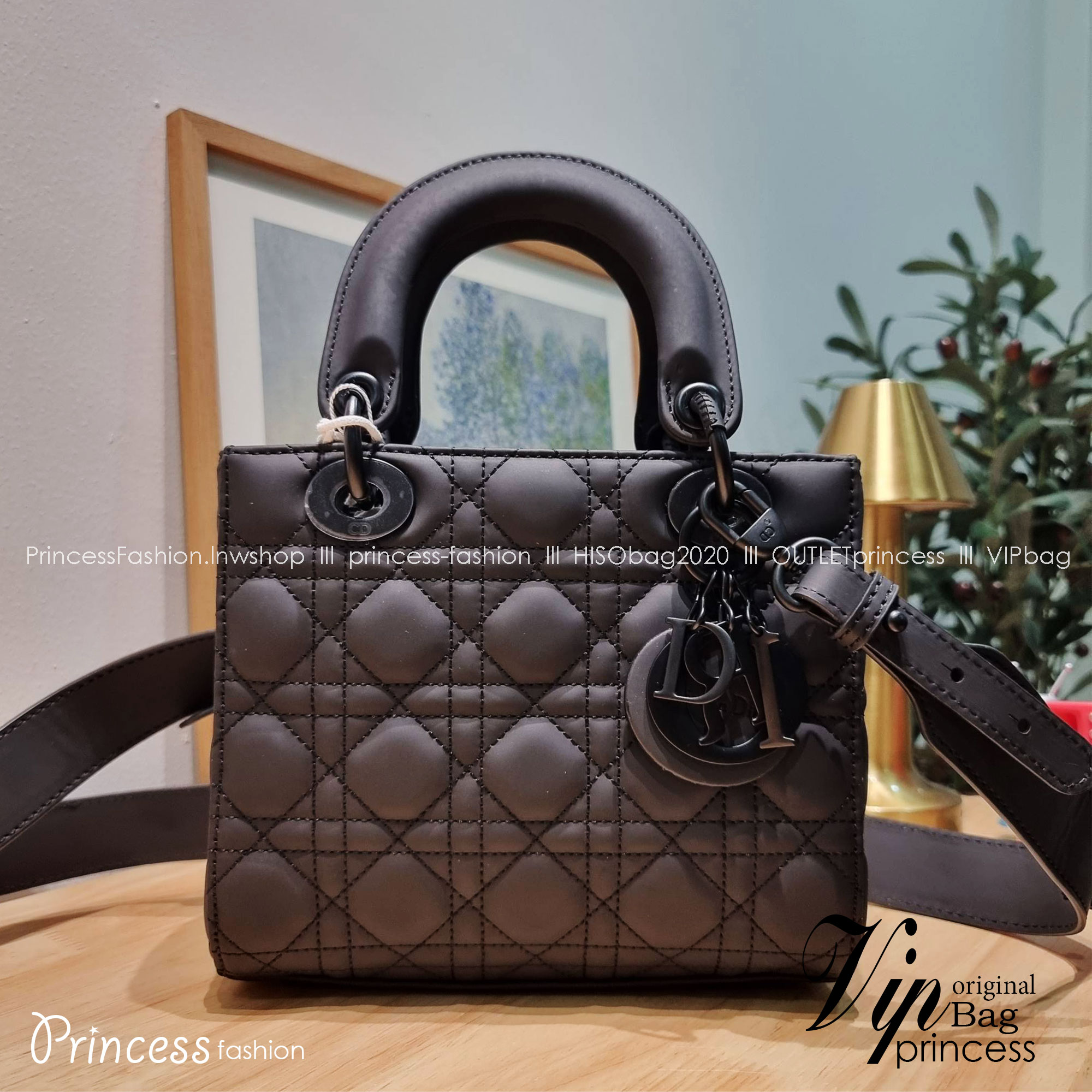 SMALL LADY DIOR MY ABCDIOR BAG Ultramatte Cannage Calfskin / CD LADY ULTRAMATTE BAG พร้อมส่ง กระเป๋าสะพายข้าง ดีไซน์เรียบง่าย แต่แฝงไปด้วยความหรูหรา ทรงกล่องคลาสสิค โดดเด่นด้วยพวงกุญแจอะไหล่สีเดียวกับตัวกระเป๋า ผิวแมทท์ ลายเส้นซ้อนทับสวยงาม