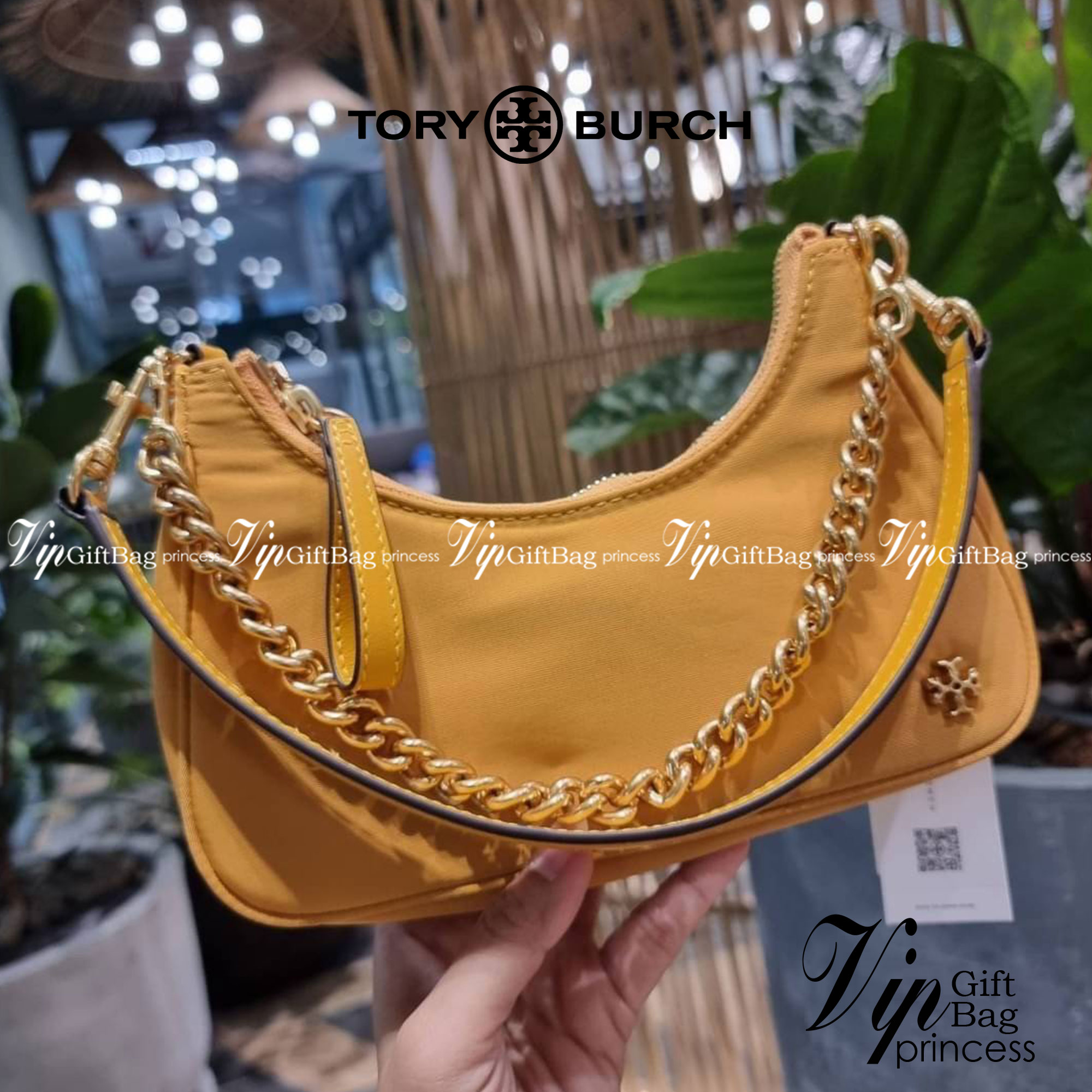 TORY BURCH MERCER NYLON SMALL SHOULDER BAG ใหม่ก่อนใคร!! กับคอลหวานๆ สดใสๆ กระเป๋าสะพายทรงโฮโบ ขนาดกะทัดรัด ฟังก์ชั่นการใช้งานจัดแบบเต็มที่ ด้วยสายสะพายถึง 3 เส้น สายโซ่คล้องแขน สายหนังแบบสั้นคล้องไหล่ และสายสปอร์ตเส้นใหญ่ ดูดี!! คุ่มแค่ไหนคิดดู!! วัสดุผ้