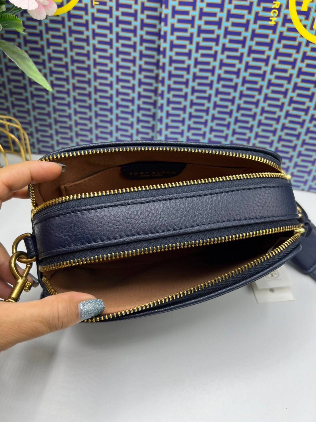 TORY BURCH Miller Mini Crossbody Bag / TORY CAMERA BAG / TORY BAG พร้อมส่ง 5 สี กระเป๋าสะพายใบเล็กมินิมอลในรูปทรงใหม่ที่คล่องตัว