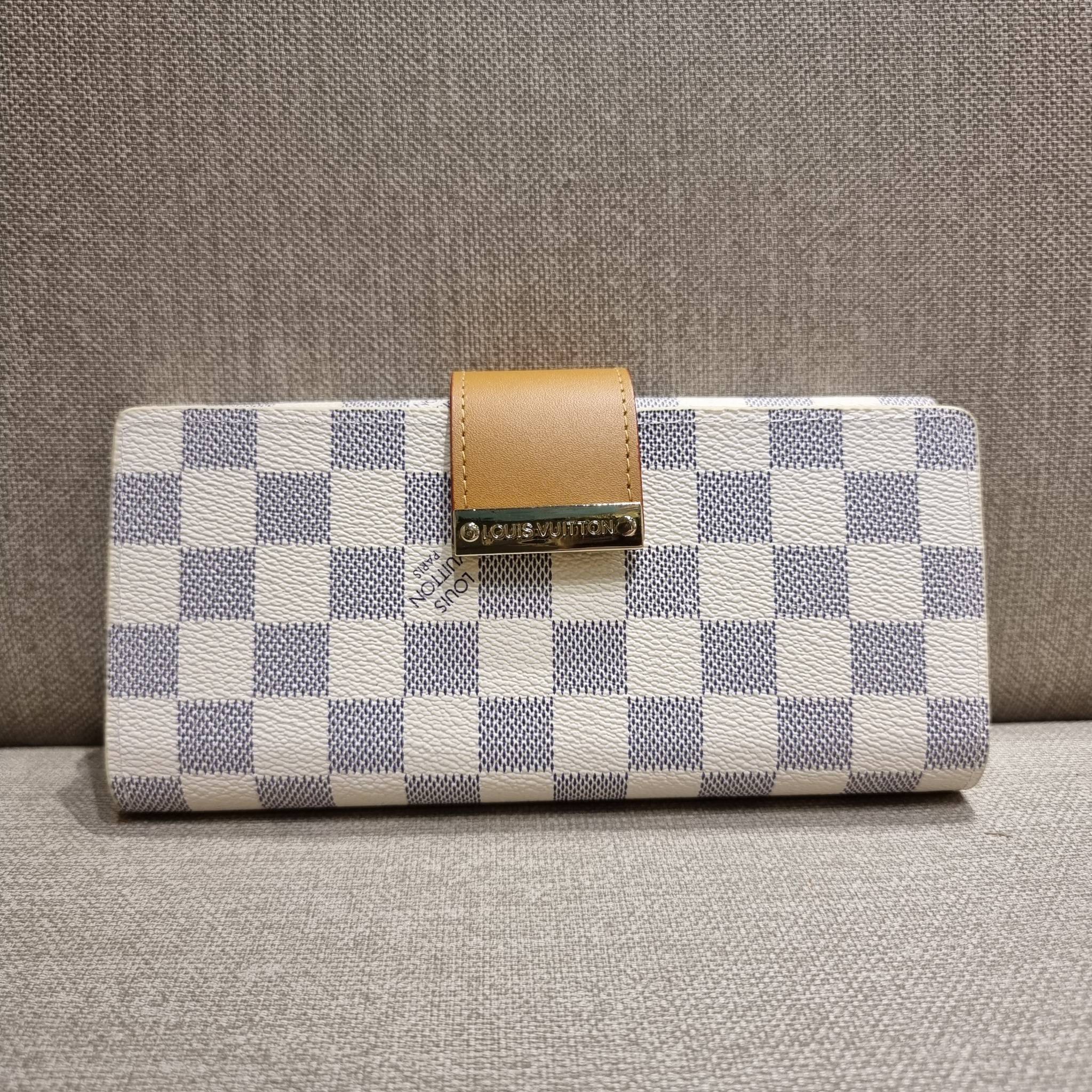 VIP 】ได้เวลาเปลี่ยนกระเป๋าสตางค์รับทรัพย์กันแล้ว!! LV vip wallet กระเป๋าสตางค์พรีเมี่ยมกิ๊ฟ เป็นไอเท็มหายาก ที่สาวๆต้องว้าว!! ใบยาวขนาดกำลังเหมาะมือ ถือแล้วขับผิวทุกสี วัสดุหนังแคนวาส ทนทาน เปิด-ปิดด้วยกระดุม ภายในมีช่องใส่บัตรเยอะมาก แบ่งสัดส่วนสวย ใส่ธน