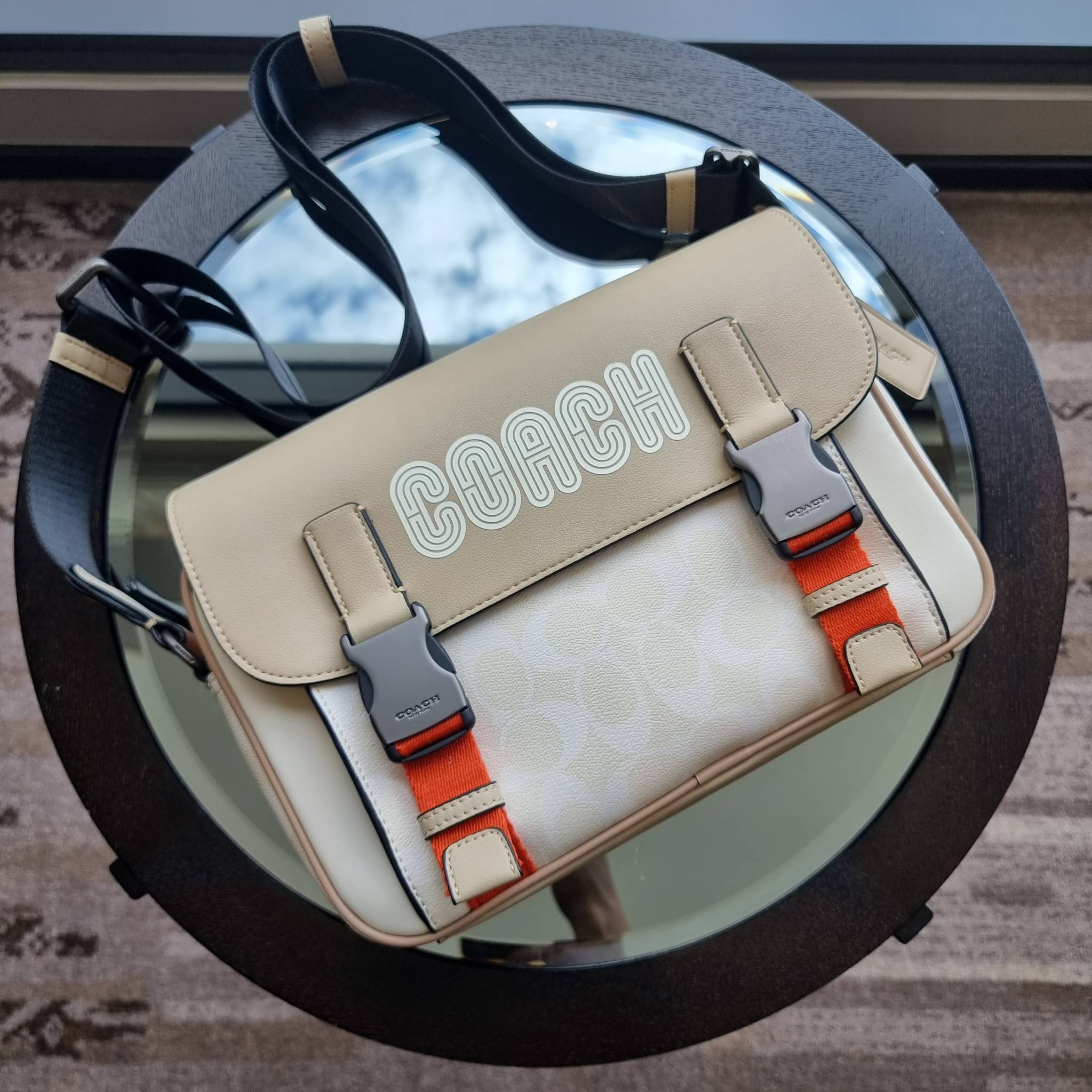 COACH TRACK CROSSBODY IN COLORBLOCK WITH COACH PATCH C6657 C8128 หล่อบอกต่ออีกหนึ่ง กระเป๋าสะพายทรงแมสเซ็นเจอร์ รุ่นเอาใจหนุ่มๆ ที่สาวๆก็อยากใช้!! ด้วยดีไซน์สีคัลเลอร์บล็อคที่โดดเด่น ทำให้ดูน่าใช้งาน วัสดุหนังแท้ สวยคมซ่อนหรู ฝากระเป๋ามีตัวล็อคแน่นหนา เปิ