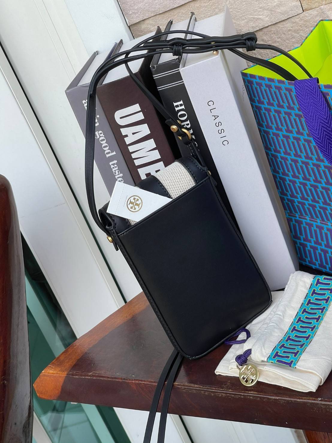 ของแท้ 💯% Tory Burch Miller Leather & Canvas Crossbody Phone Case ขึ้นชื่อว่ากระเป๋าสำหรับใส่มือถือหรือของจุกจิกต่างๆ โดยให้เหมาะกับการใช้งานนั้นมีไม่มาก คอลเลคชั่นนี้ออกมาเพื่อเอาใจสาวๆโดยเฉพาะ สีสันสุภาพ